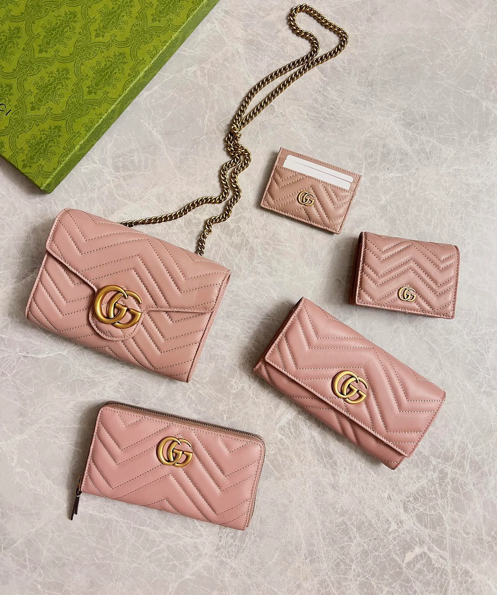 💰420 🇭🇺🇭🇺Latest～GG Marmont long zipper wallet🍿🍿Made with quilting, GG logo embroidered on the back🍿🍿GG logo vintage gold-tone hardware🍿🍿Italian-made double G buckle snap closure🍿🍿12 card compartments and 3 banknote compartments🍿🍿1 separate internal compartment zipper coin bag🍿🍿Model: 443123, size: 19 x 10 x 2.5CM, color: black, red, pink,