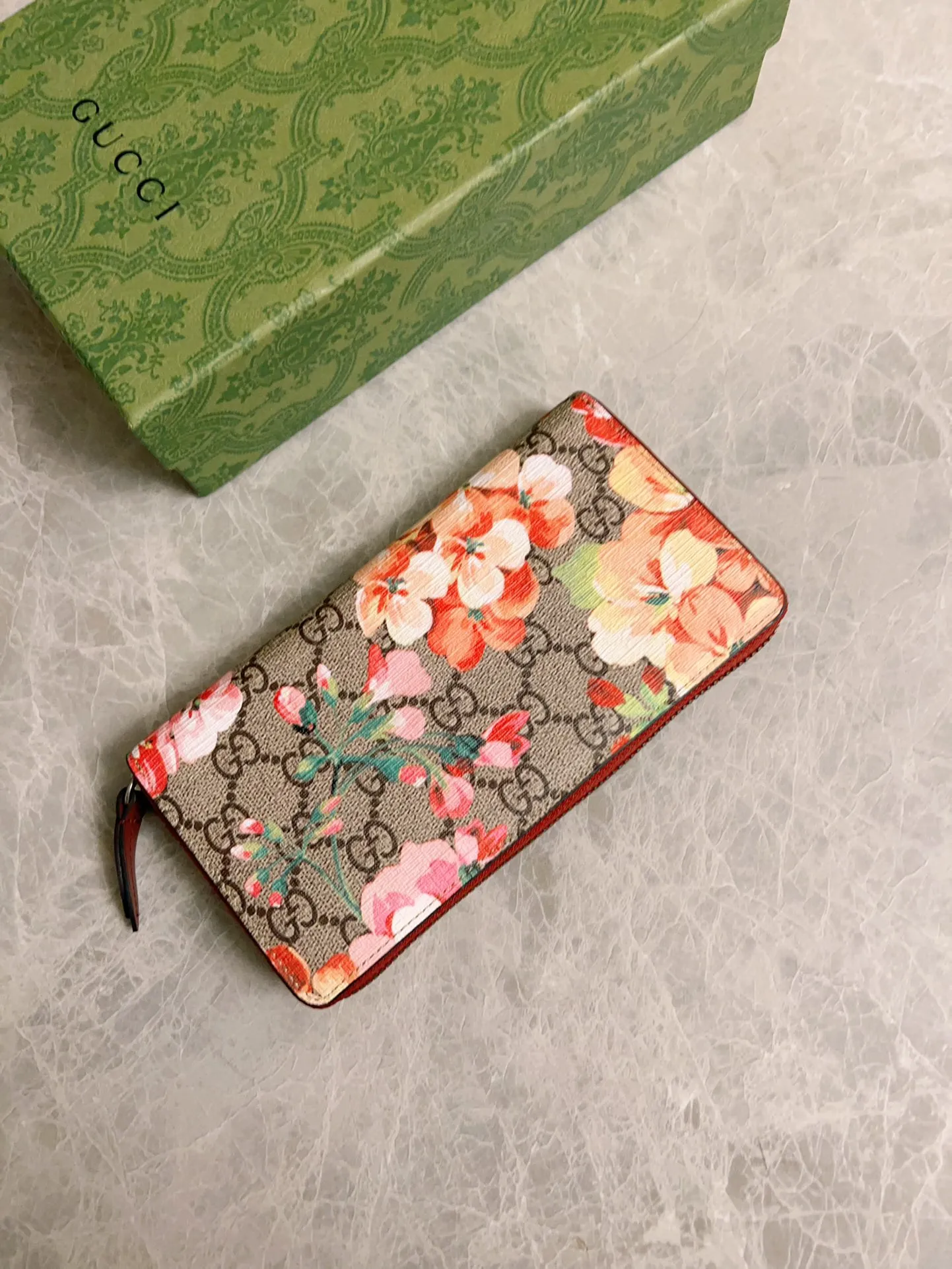 💰400 🇮🇹🇮🇹New colors available! 🌳🌳The latest personalized fashion 🌹🌹Women's zipper wallet 404071 "Tear-off flower PVC" with original cowhide, original hardware 🌻🌻Leading fashion temperament, super classy🌸🌸 Coffee, cherry blossom pink, maroon, green flower/black, ice blue flower-big red, ice blue flower-black 🌷🌷6 colors available, size 19.5～10～2.5
