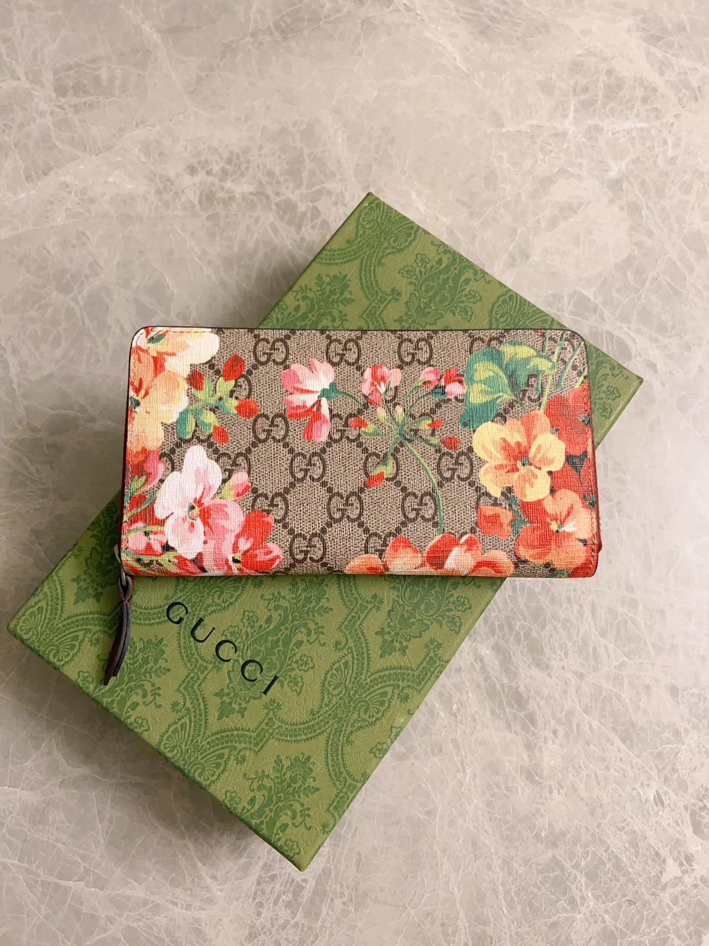 💰400 🇮🇹🇮🇹New colors available! 🌳🌳The latest personalized fashion 🌹🌹Women's zipper wallet 404071 "Tear-off flower PVC" with original cowhide, original hardware 🌻🌻Leading fashion temperament, super classy🌸🌸 Coffee, cherry blossom pink, maroon, green flower/black, ice blue flower-big red, ice blue flower-black 🌷🌷6 colors available, size 19.5～10～2.5