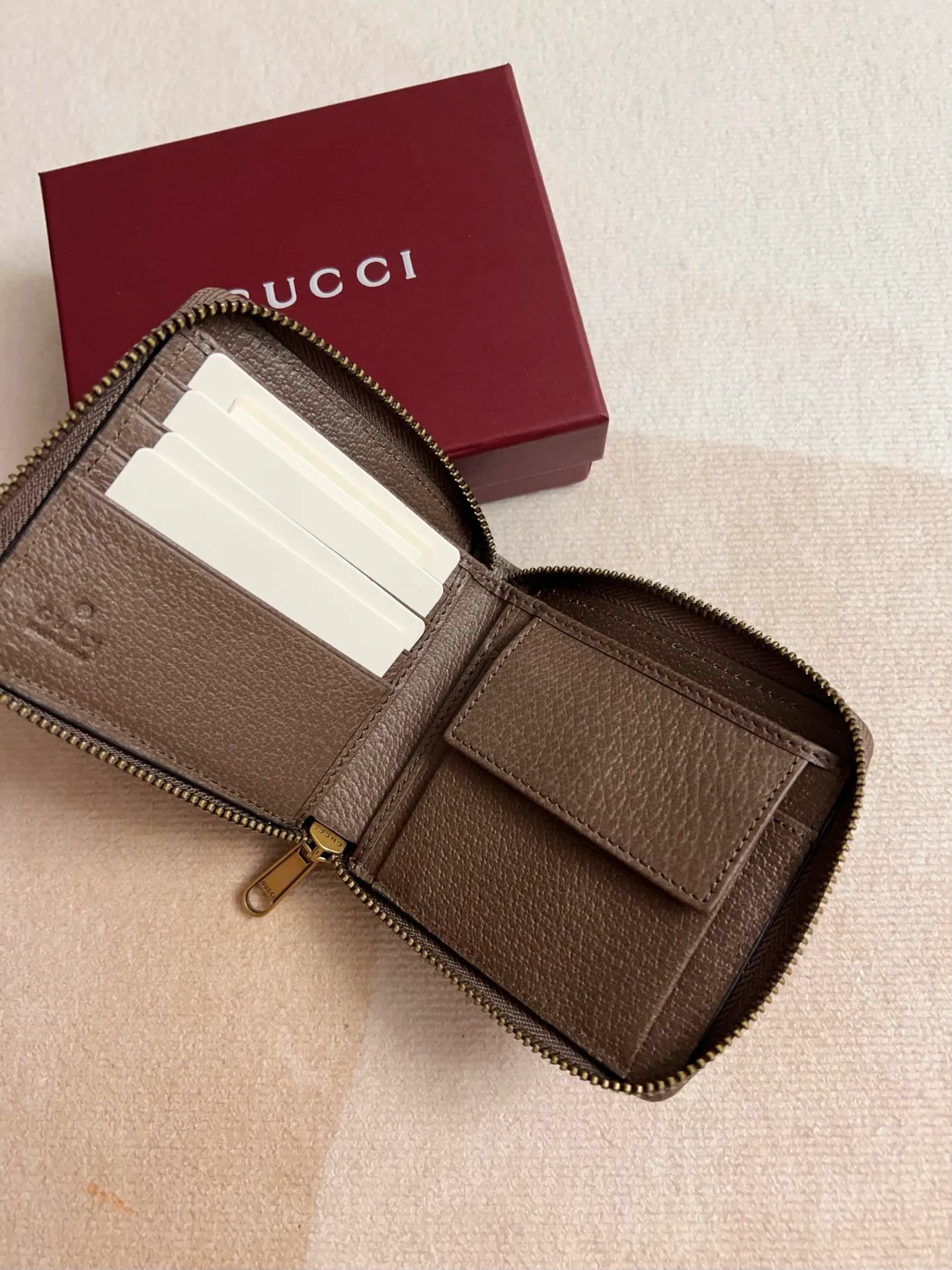 💰420🇭🇺🇭🇺 The official website is synchronized with the new model! Ophidia series ~ short zipper wallet, 🍉🍉 made of GG Supreme original factory pig grain first-layer cowhide with PVC 🍉🍉 equipped with iconic double G hardware marks, classic red and green webbing, high-end cotton zipper ~ refined! 🍉🍉Model number: 838653🍉🍉Size: 11x9x2.5cm, color: brown
