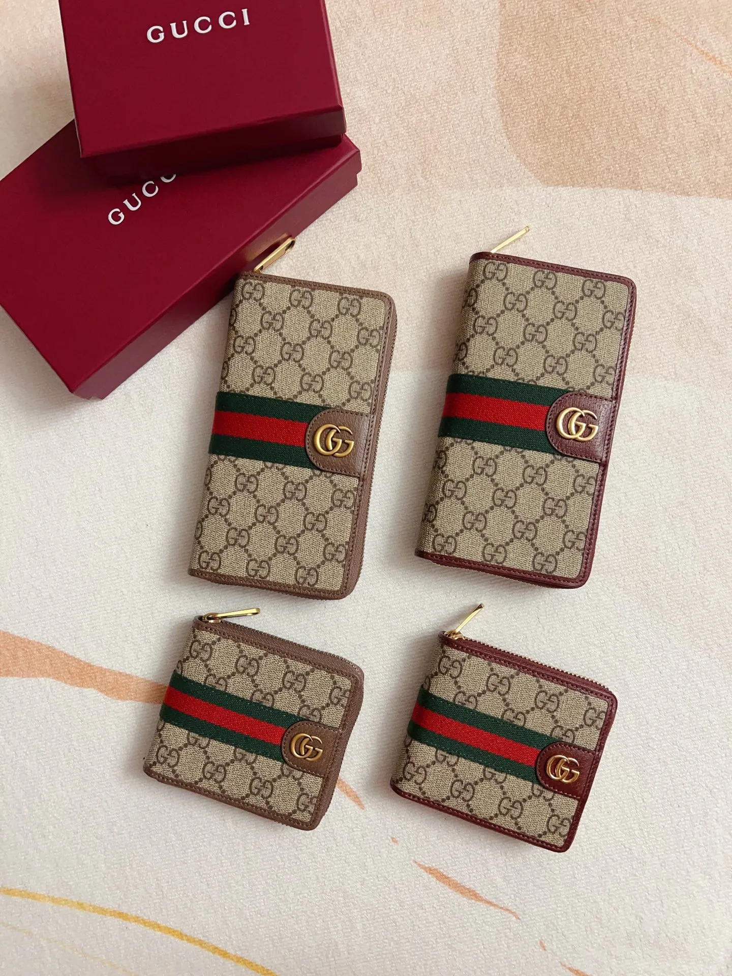 💰420🇭🇺🇭🇺 The official website is synchronized with the new model! Ophidia series ~ short zipper wallet, 🍉🍉 made of GG Supreme original factory pig grain first-layer cowhide with PVC 🍉🍉 equipped with iconic double G hardware marks, classic red and green webbing, high-end cotton zipper ~ refined! 🍉🍉Model number: 838653🍉🍉Size: 11x9x2.5cm, color: brown