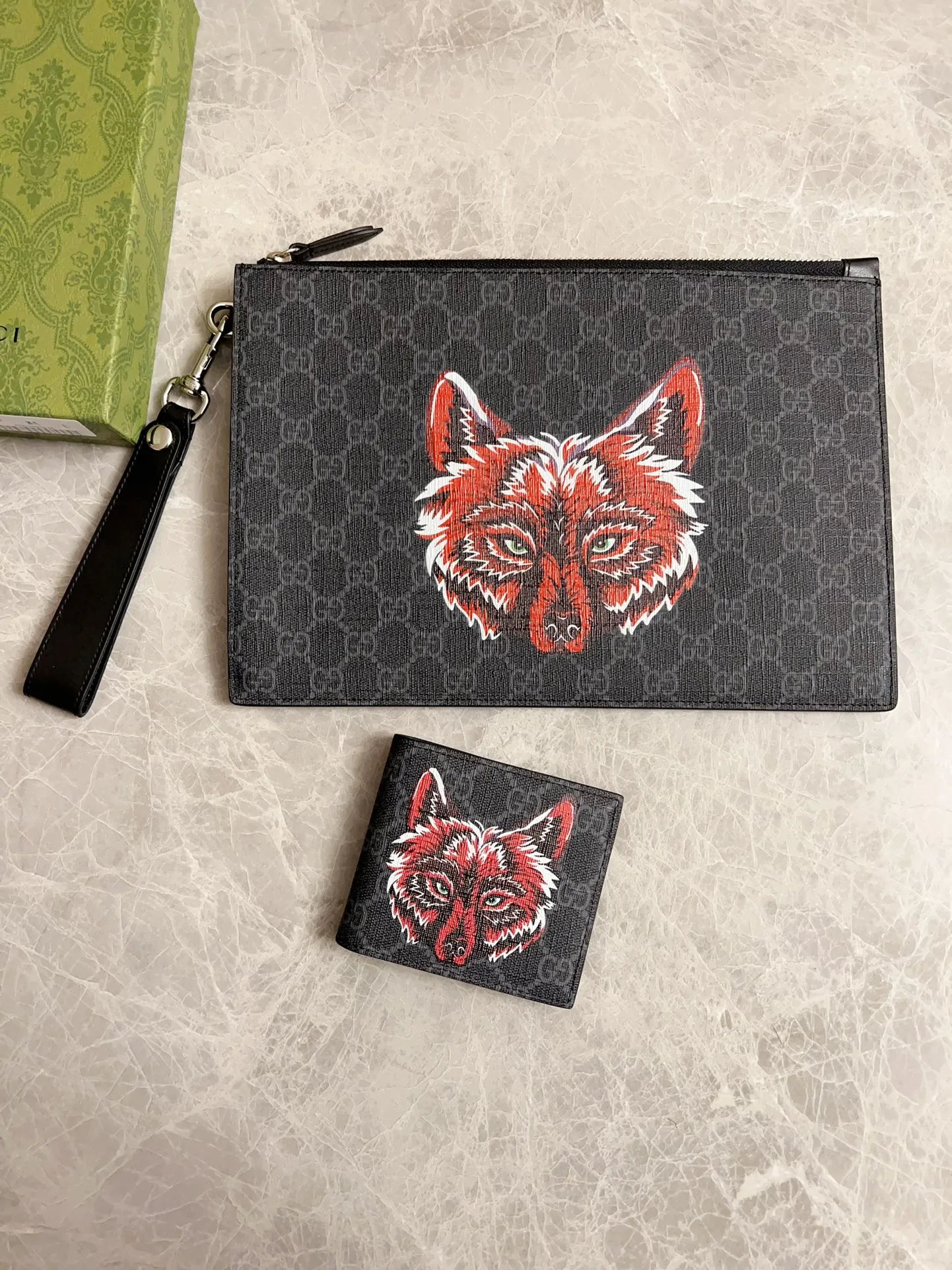 💰270 🇭🇺🇭🇺New men’s short wallet! 🎰🎰Synchronized with counters, original shaved leather with high-quality PVC fabric🎰🎰Tear-printed latest red wolf head～logo🎰🎰Oil edges and fine workmanship, simple and elegant, fashionable and domineering,🎰🎰Model: 451268, size: 10x9x2.5cm, color: black PVC-black "Red Wolf Head"