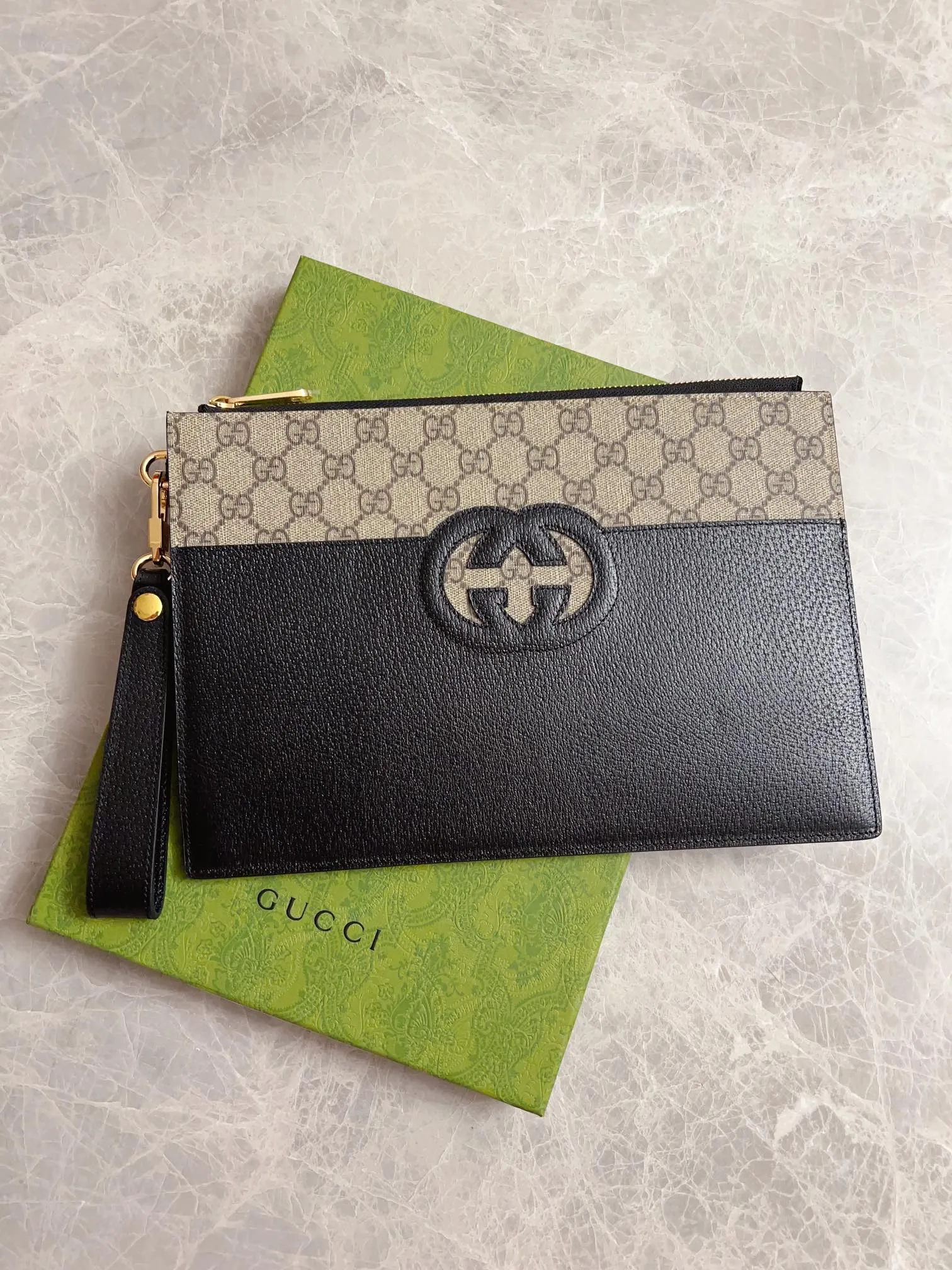 💰520 🇭🇺🇭🇺Gucci’s latest ~ Men’s handbag 🧬🧬 embellished with hollow interlocking Double G details, cleverly matched with GG Supreme canvas, 🧬🧬Create an accessory with both modern style and classic style🧬🧬Iconic interlocking Double G logo. This logo comes from the brand founder Guccio Mr. Gucci's initials are constantly being reinterpreted in various forms and styles🧬🧬Model: 723320, size: 30.5x 21x 1.5cm