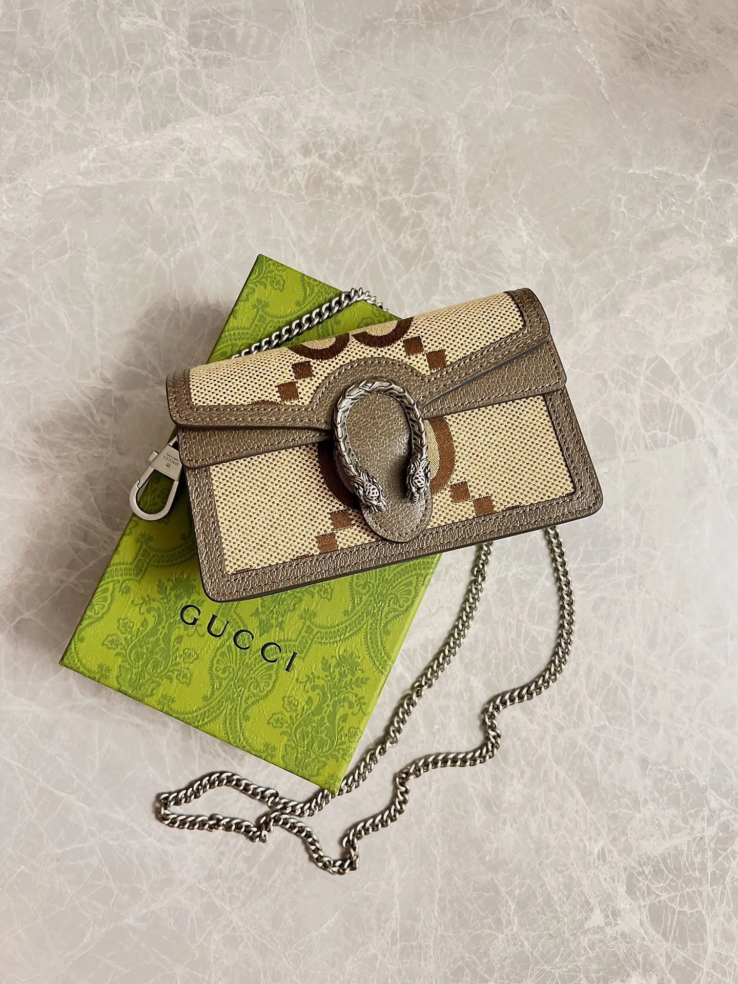 💰640🇭🇺🇭🇺Top original order! The Gucci Diana mini Dionysus chain bag combines the brand's most recognizable elements with ingenious monogram details. This chain bag is made of Double G pattern canvas and uses a unique Dionysus buckle. It is simple and elegant, exuding a touch of modern flavor. Model: 476432, size: 16.5x10x4.5cm
