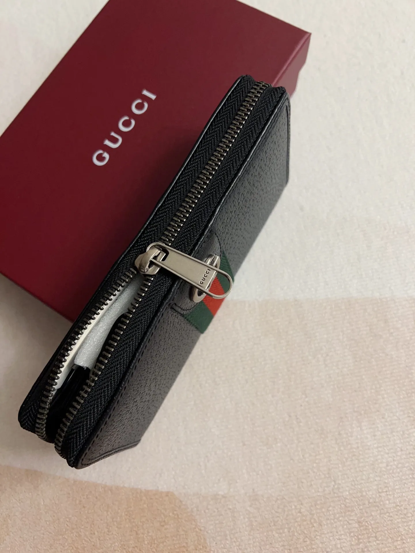 💰460🇭🇺🇭🇺 The official website is synchronized with new styles! Ophidia series ~ zipper wallet, 🍊🍊 is made of GG Supreme original factory pig grain first-layer cowhide 🍊🍊 with iconic double G hardware marks, classic red and green webbing, high-end cotton zipper ~ refined! 🍊🍊Model number: 834694🍊🍊Size: W19xH10xD2.5cm, color: black