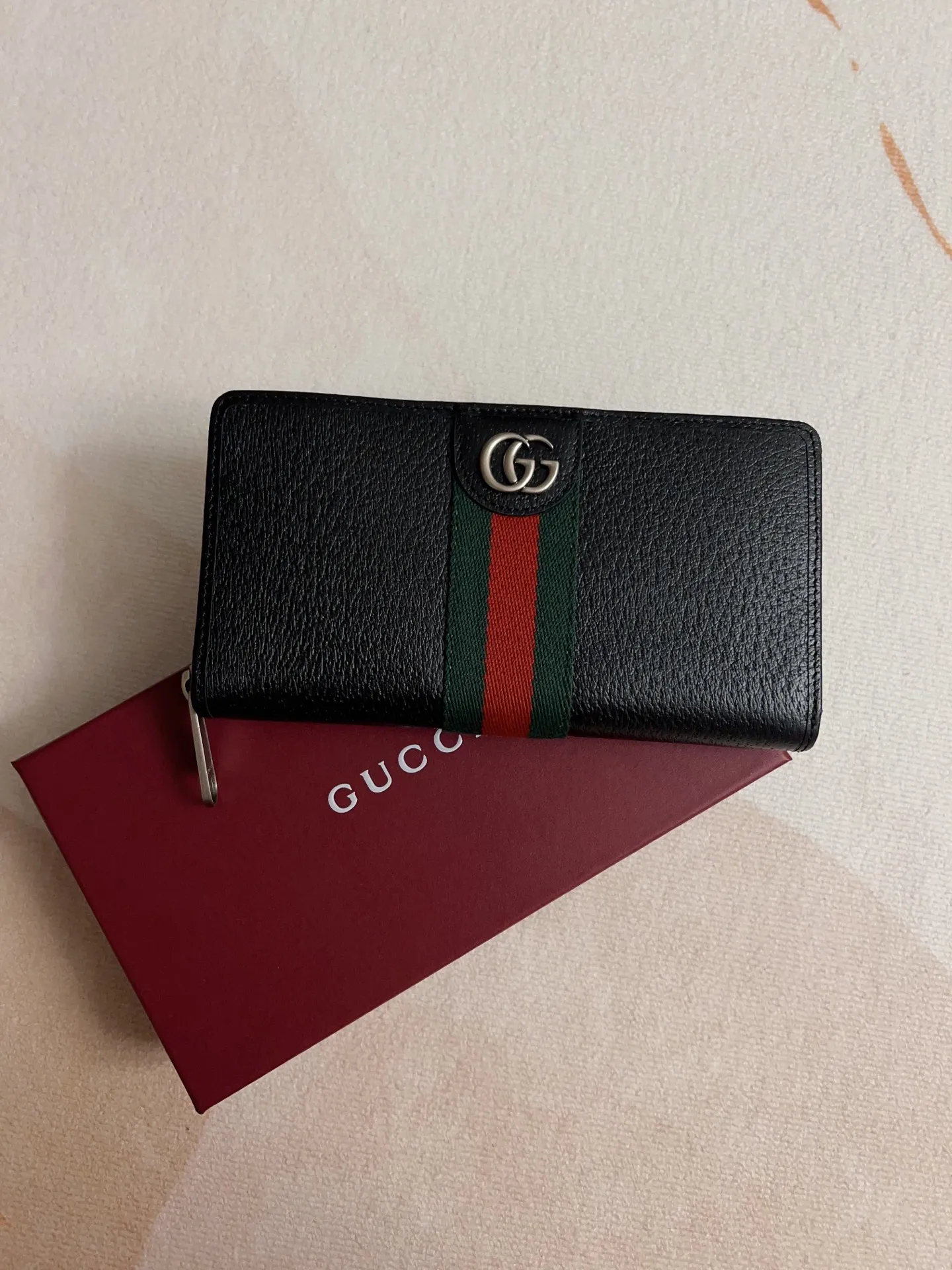 💰460🇭🇺🇭🇺 The official website is synchronized with new styles! Ophidia series ~ zipper wallet, 🍊🍊 is made of GG Supreme original factory pig grain first-layer cowhide 🍊🍊 with iconic double G hardware marks, classic red and green webbing, high-end cotton zipper ~ refined! 🍊🍊Model number: 834694🍊🍊Size: W19xH10xD2.5cm, color: black