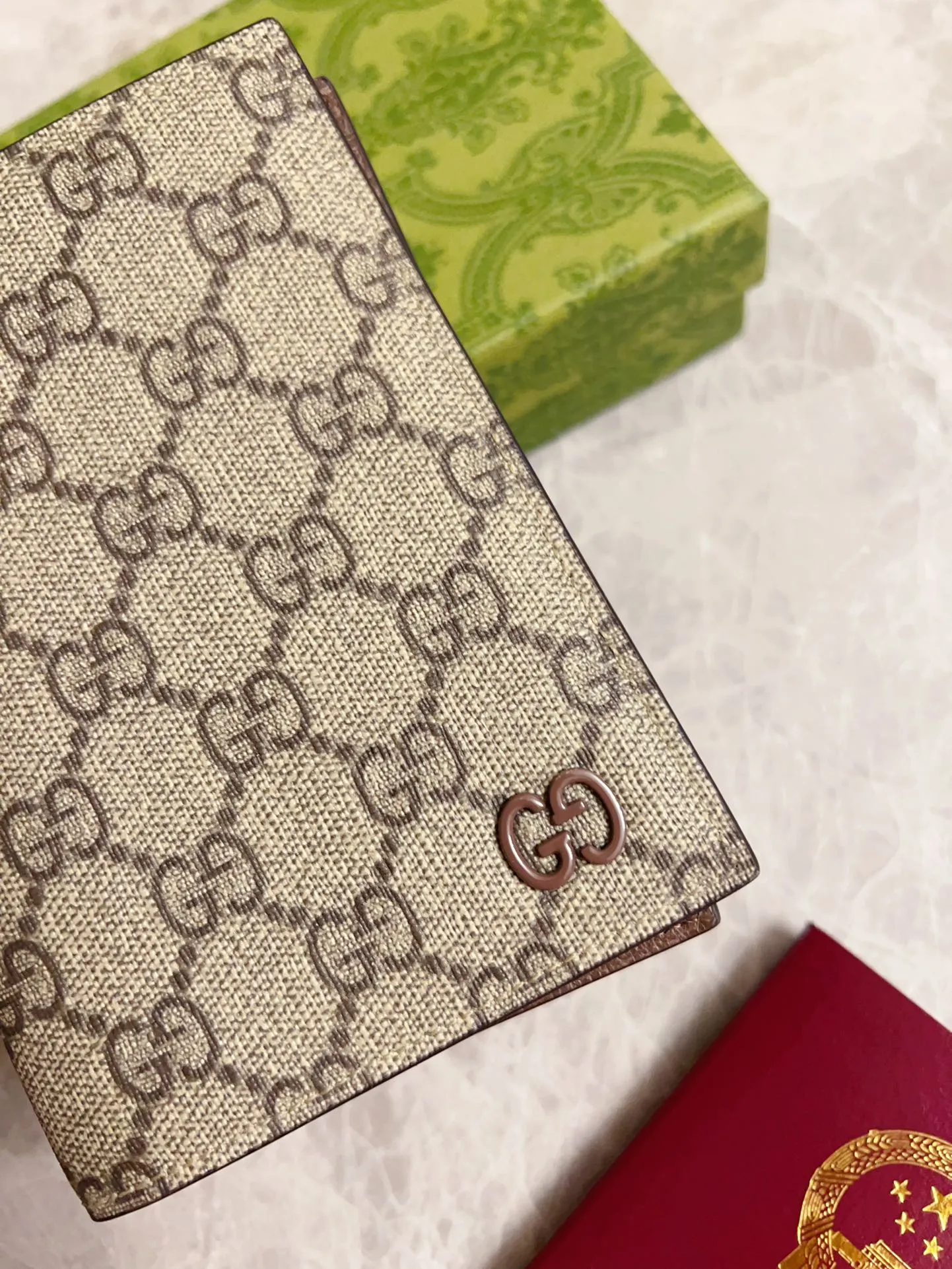 💰340 🇭🇺🇭🇺Gucci’s latest series is presented ~ Passport Holder 🧬🧬The two-tone design full of contrasting beauty makes the GG logo emblazoned on the bag show off🧬🧬Brown/Brown Brown/Maroon Size: 13.5x 9.5cm Model: 795229
