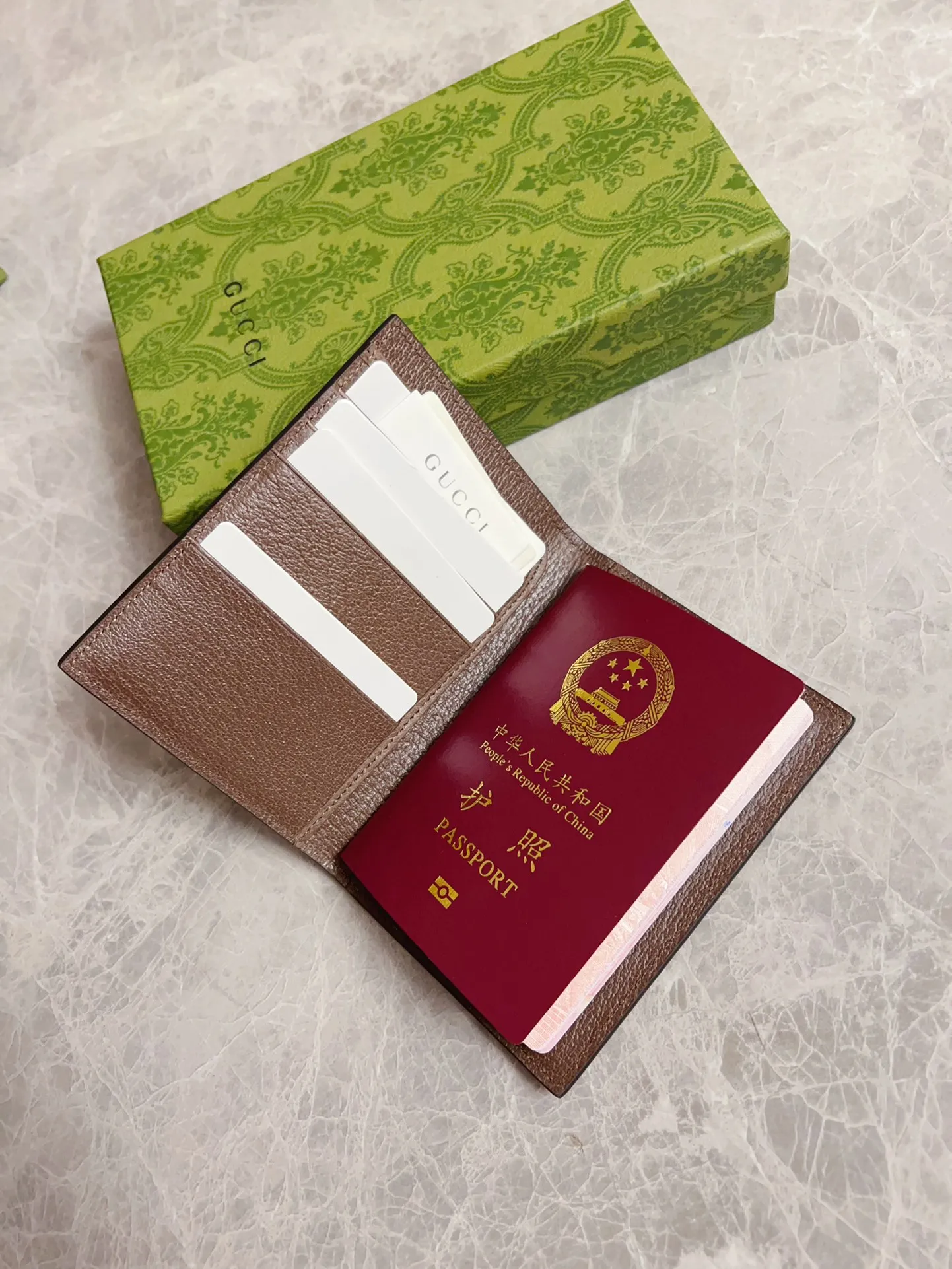 💰340 🇭🇺🇭🇺Gucci’s latest series is presented ~ Passport Holder 🧬🧬The two-tone design full of contrasting beauty makes the GG logo emblazoned on the bag show off🧬🧬Brown/Brown Brown/Maroon Size: 13.5x 9.5cm Model: 795229