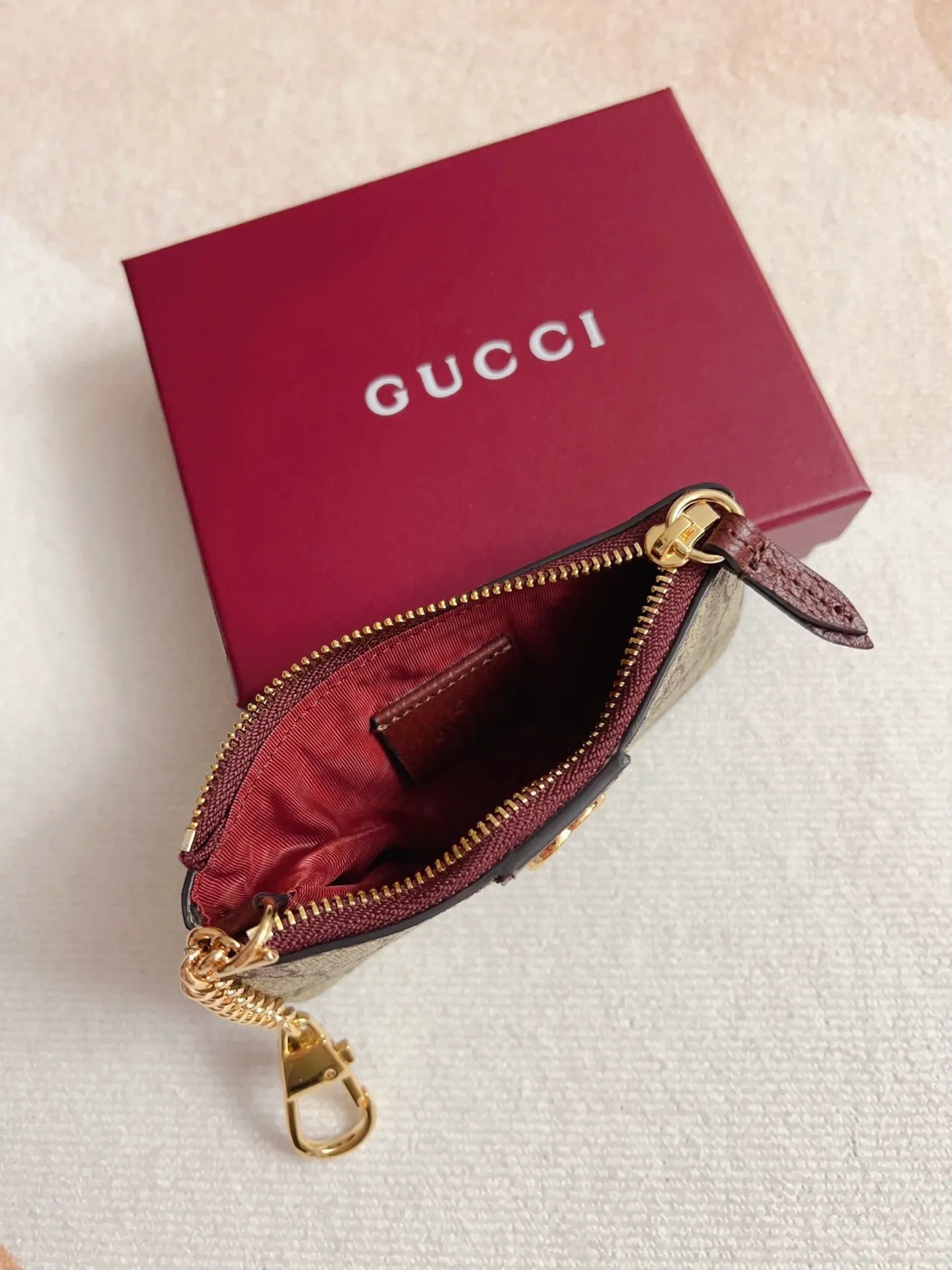 💰320 🇭🇺🇭🇺 The official website is synchronized with the new model! Ophidia series ~ lipstick bag ~ wallet, 🍉🍉 is made of GG Supreme original factory pig pattern first-layer cowhide with PVC 🍉🍉 equipped with iconic double G hardware marks, classic red and green webbing, exquisitely made! 🍉🍉Model number: 838466🍉🍉Size: 12x7.5cm, color: brown maroon