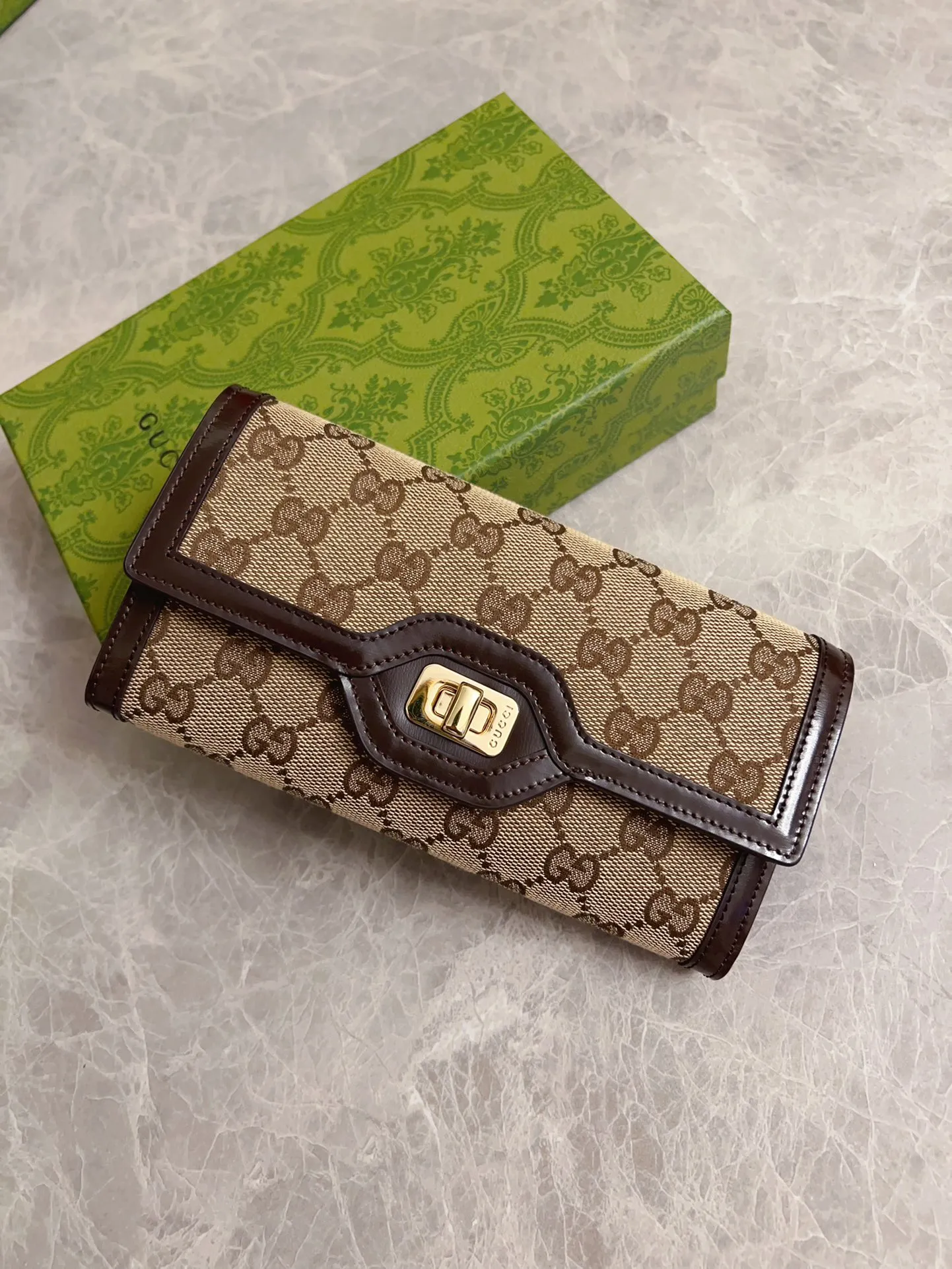💰480 🇮🇹🇮🇹The Gucci Luce series exudes a strong sense of playfulness and fun. "Luce" means "light" in Italian. Original GG canvas brings design essence to this elegant mini shoulder bag. Blue cowhide piping and light gold-toned hardware are complemented by beige and ebony graphics. Model: 790034 Size: 19x 10x 3.5cm Color: Blue/Brown