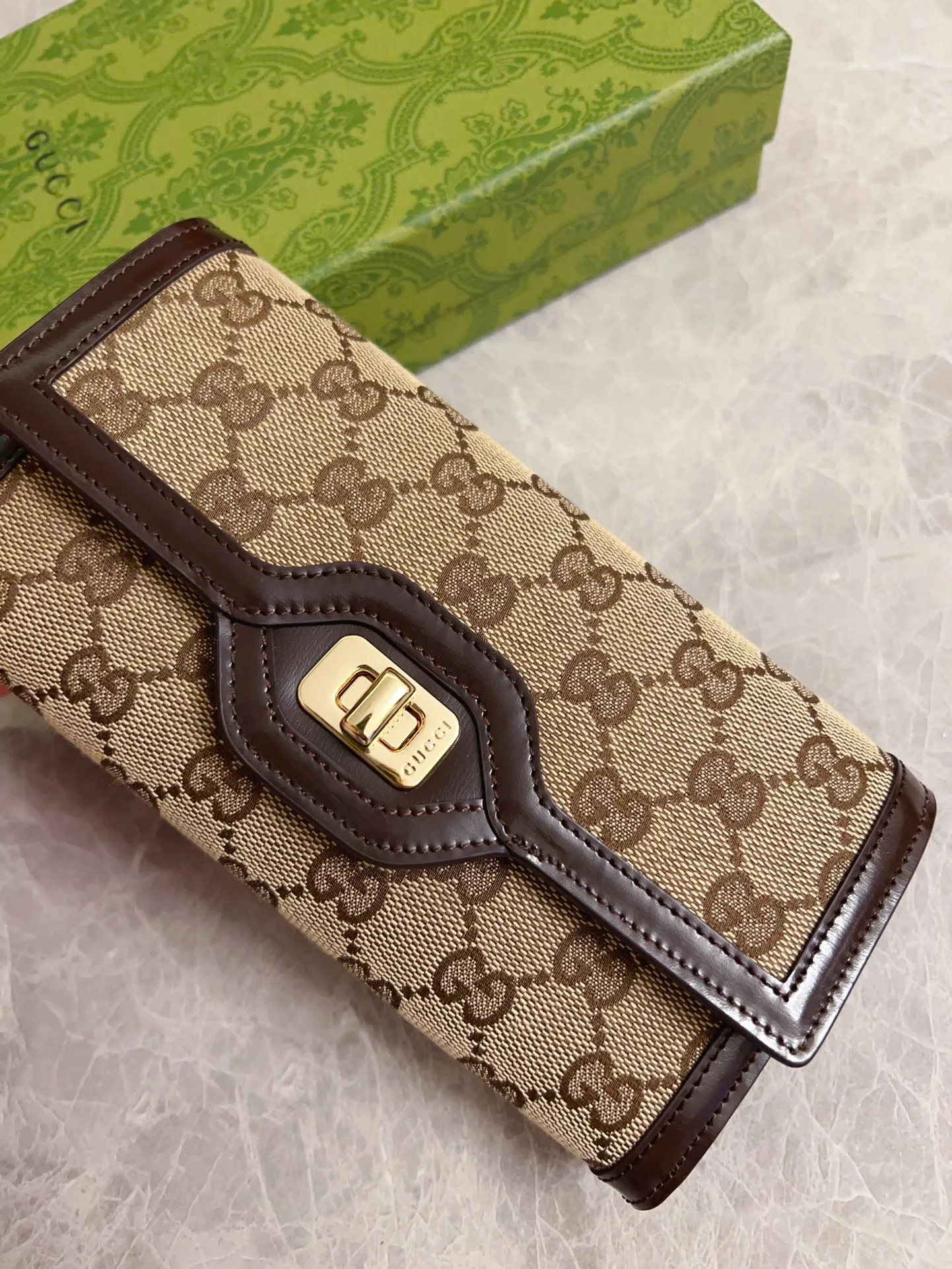 💰480 🇮🇹🇮🇹The Gucci Luce series exudes a strong sense of playfulness and fun. "Luce" means "light" in Italian. Original GG canvas brings design essence to this elegant mini shoulder bag. Blue cowhide piping and light gold-toned hardware are complemented by beige and ebony graphics. Model: 790034 Size: 19x 10x 3.5cm Color: Blue/Brown