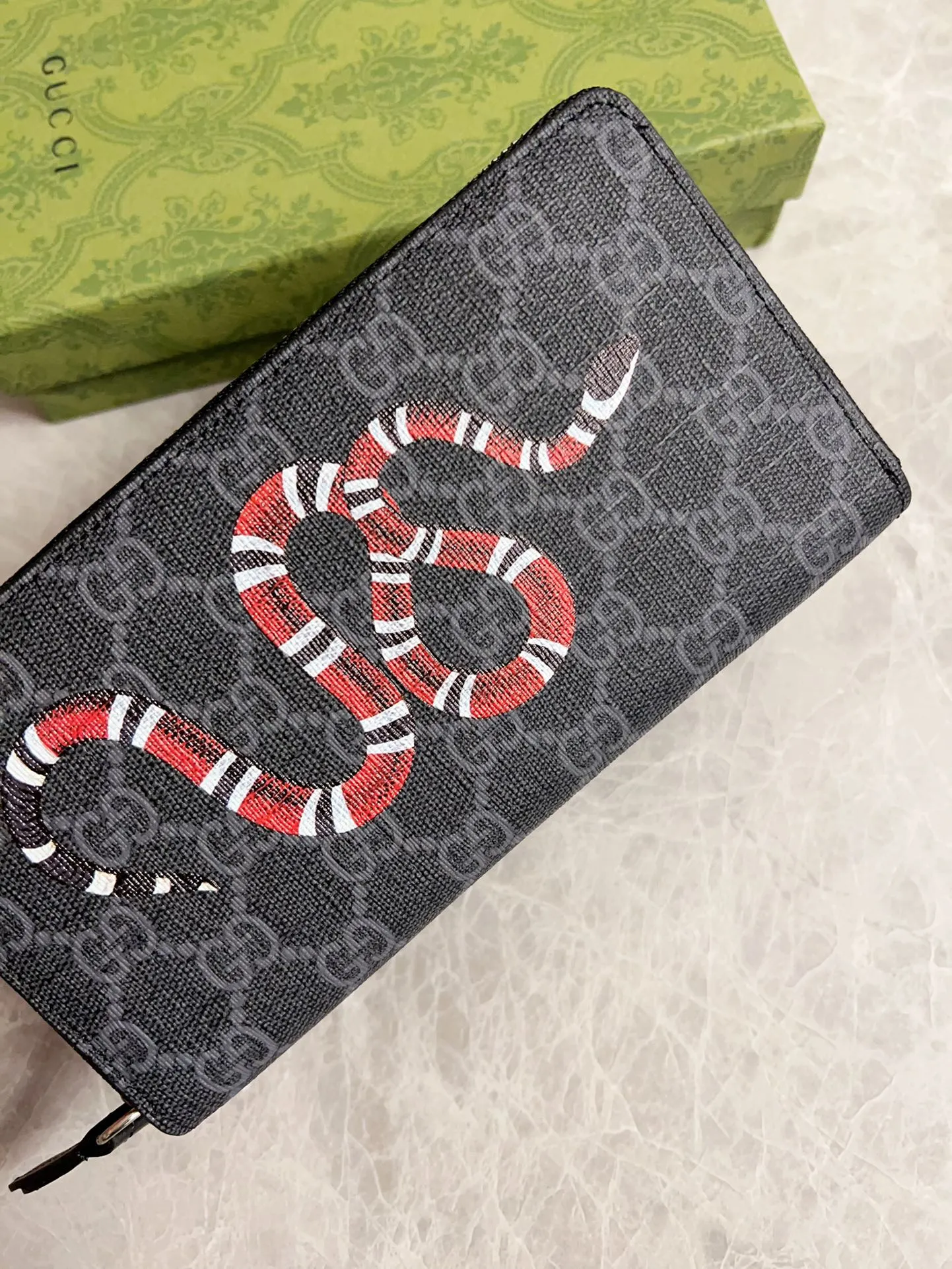 💰380 🇭🇺🇭🇺New men’s wallet! 🐍🐍Synchronized with counters, original shaved leather with high-quality PVC fabric🐍🐍Tear-printed latest Striped Snake logo🐍🐍Cotton cloth bronze gold coin pull, oiled edges and fine workmanship, simple and elegant, fashionable and domineering,🐍🐍Model: 451273, size: 19x10x2.5cm, color: black PVC-black "Striped Snake"