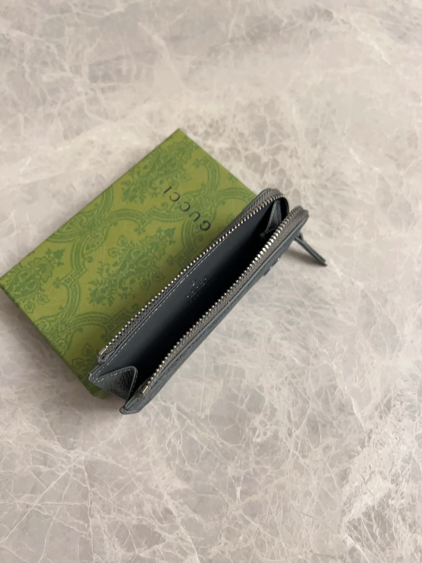 💰360 🇭🇺🇭🇺Gucci’s latest series is presented~Card holder🥗🥗The two-tone design full of contrasting beauty makes the GG logo emblazoned on the body of the bag show off🥗🥗The fabric is made of black GG, and the lining is made of contrasting cowhide leather🥗🥗Black GG Supreme canvas, 🥗🥗with dark gray ceramic effect double G, size: 13.5x 8cm model: 795233 (original product)