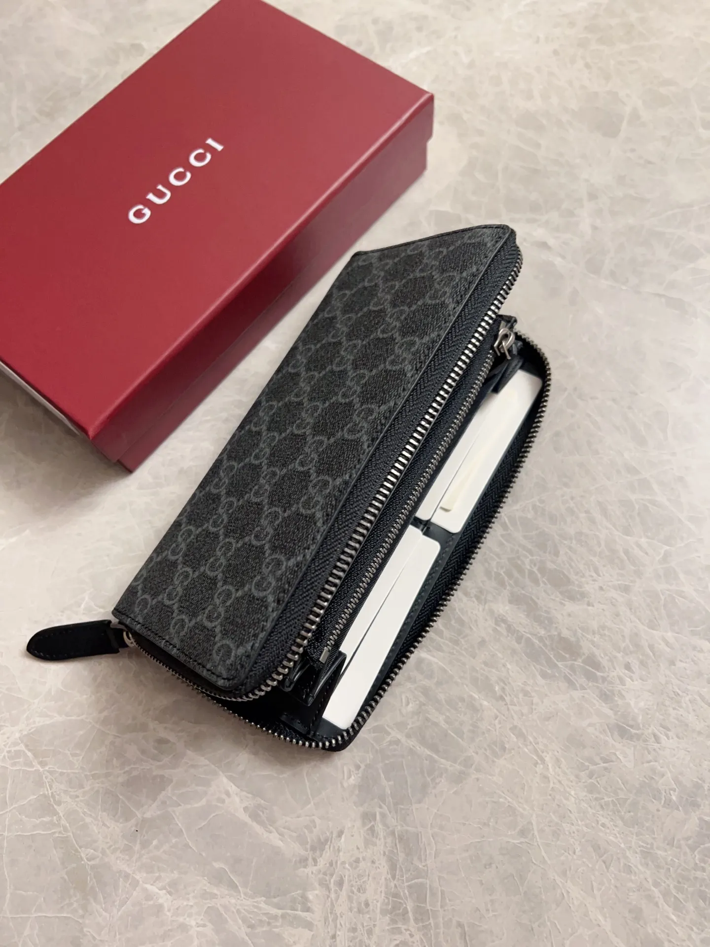 💰430 🇭🇺🇭🇺GG Emblem series reinterprets the classic double G pattern with creative design and innovative functions, 🍃🍃new granular PVC fabric with original factory calfskin, fashionable and versatile! 🍃🍃Brown, black Style number: 821207 Size: 19x10x 2.5cm