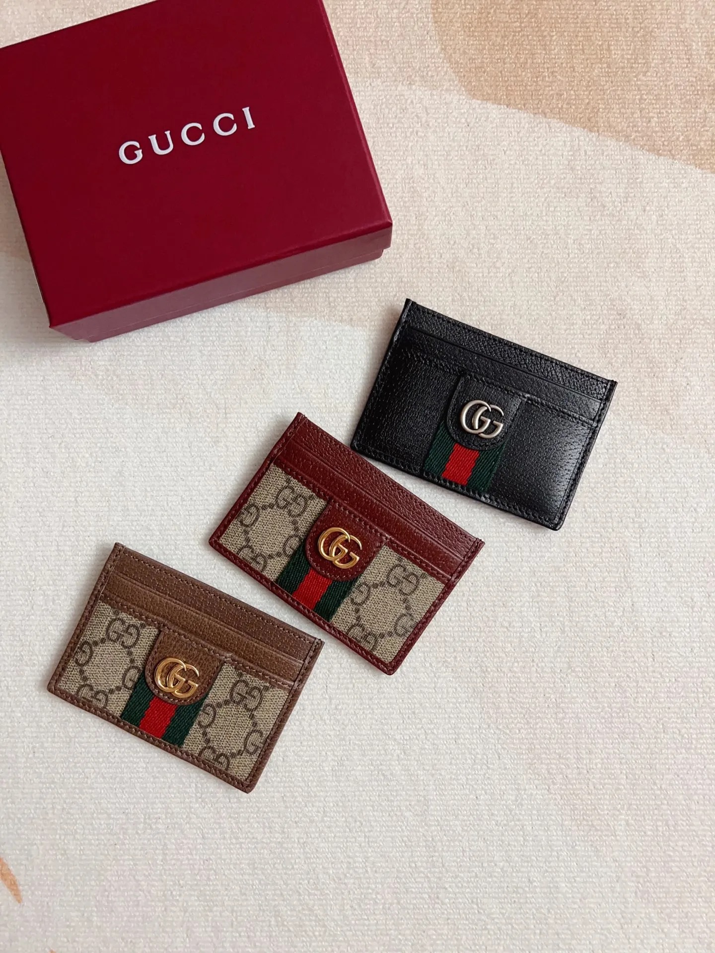 💰220🇭🇺🇭🇺 The official website is synchronized with the new model! Ophidia series~card wallet🍉🍉made from GG Supreme original factory pig grain cowhide with PVC🍉🍉, equipped with the iconic double G hardware mark, and the classic red and green webbing, exquisitely made! 🍉🍉Model number: 838486🍉🍉Size: 1x10cm, color: brown maroon