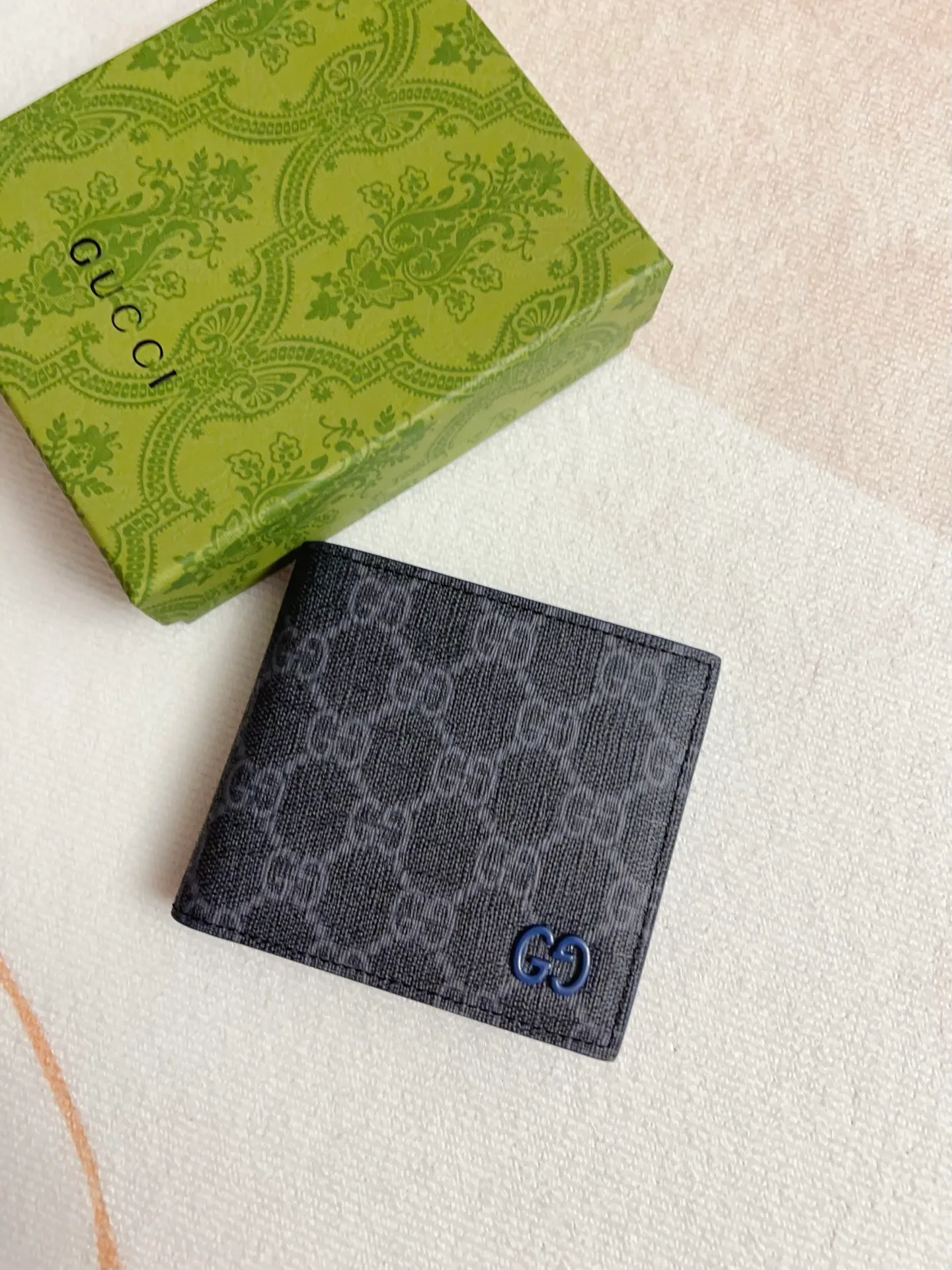 💰310 🇭🇺🇭🇺Gucci’s latest collection ~ Short clip 🧤🧤The two-tone design full of contrasting beauty makes the GG logo emblazoned on the bag stand out🧤🧤The fabric is made of black GG, and the lining is made of contrasting cowhide leather🧤🧤Black GG Supreme canvas, black PVC blue Size: 11x 9cm Model: 768243 (original product)
