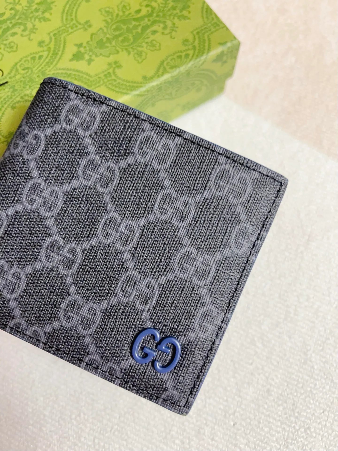 💰310 🇭🇺🇭🇺Gucci’s latest collection ~ Short clip 🧤🧤The two-tone design full of contrasting beauty makes the GG logo emblazoned on the bag stand out🧤🧤The fabric is made of black GG, and the lining is made of contrasting cowhide leather🧤🧤Black GG Supreme canvas, black PVC blue Size: 11x 9cm Model: 768243 (original product)