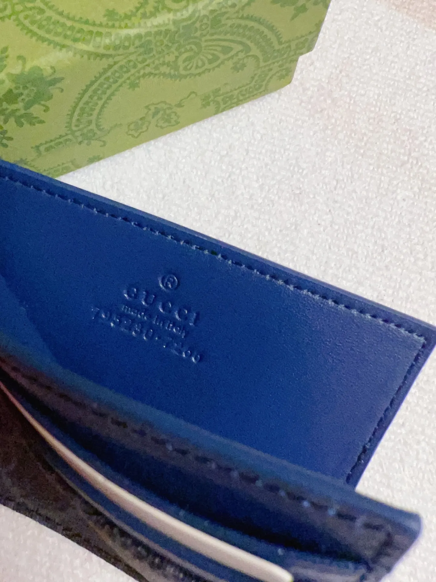 💰260🇭🇺🇭🇺Gucci’s latest collection ~ card holder 🍖🍖The two-tone design full of contrasting beauty makes the GG logo emblazoned on the bag stand out 🍖🍖The fabric is made of black GG and the lining is made of contrasting cowhide 🍖🍖Black GG Supreme canvas, black PVC blue Size: 10x 8cm Model: 795230 (original product)