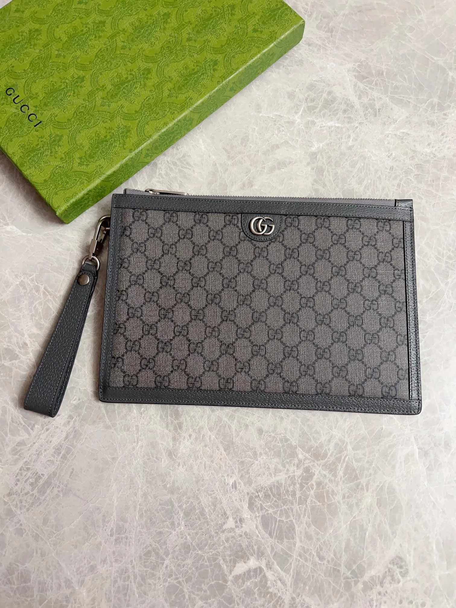 💰540🇭🇺🇭🇺GucciO’s latest phidia series clutch bag, Ophidia series items have endless retro feelings. Gray GG Supreme canvas, gray cowhide leather trim, palladium tone hardware Double G, zippered inner pocket, zipper closure. Model: 575371 Dimensions: 30x 20cm Color: gray/pvc.