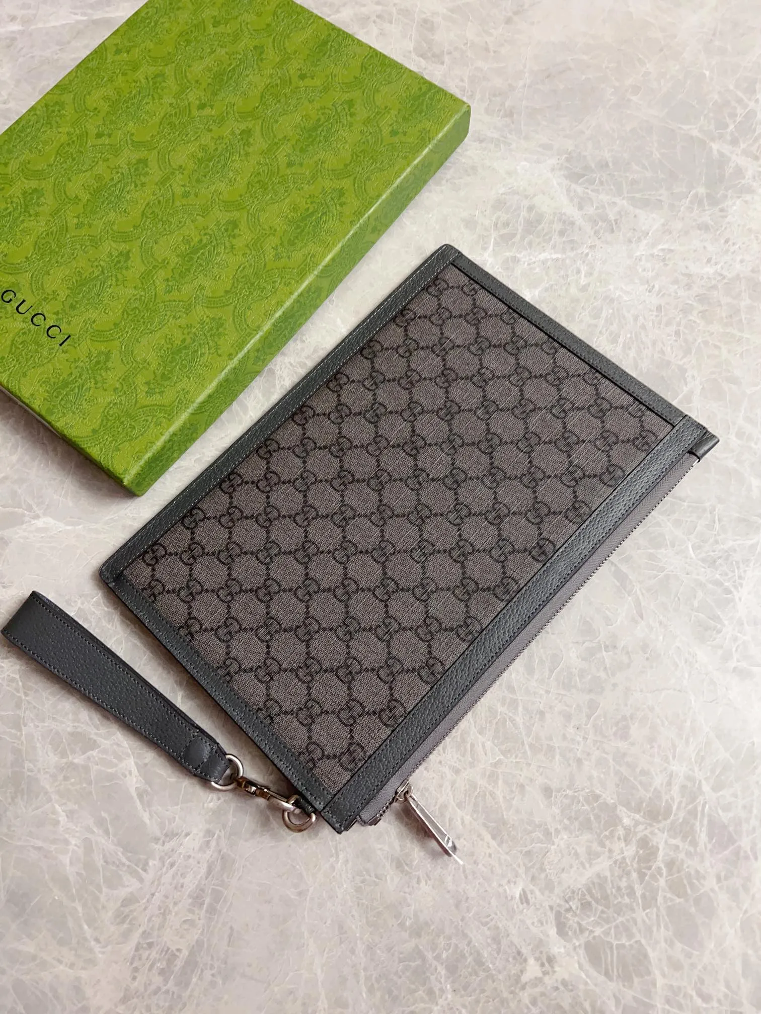 💰540🇭🇺🇭🇺GucciO’s latest phidia series clutch bag, Ophidia series items have endless retro feelings. Gray GG Supreme canvas, gray cowhide leather trim, palladium tone hardware Double G, zippered inner pocket, zipper closure. Model: 575371 Dimensions: 30x 20cm Color: gray/pvc.