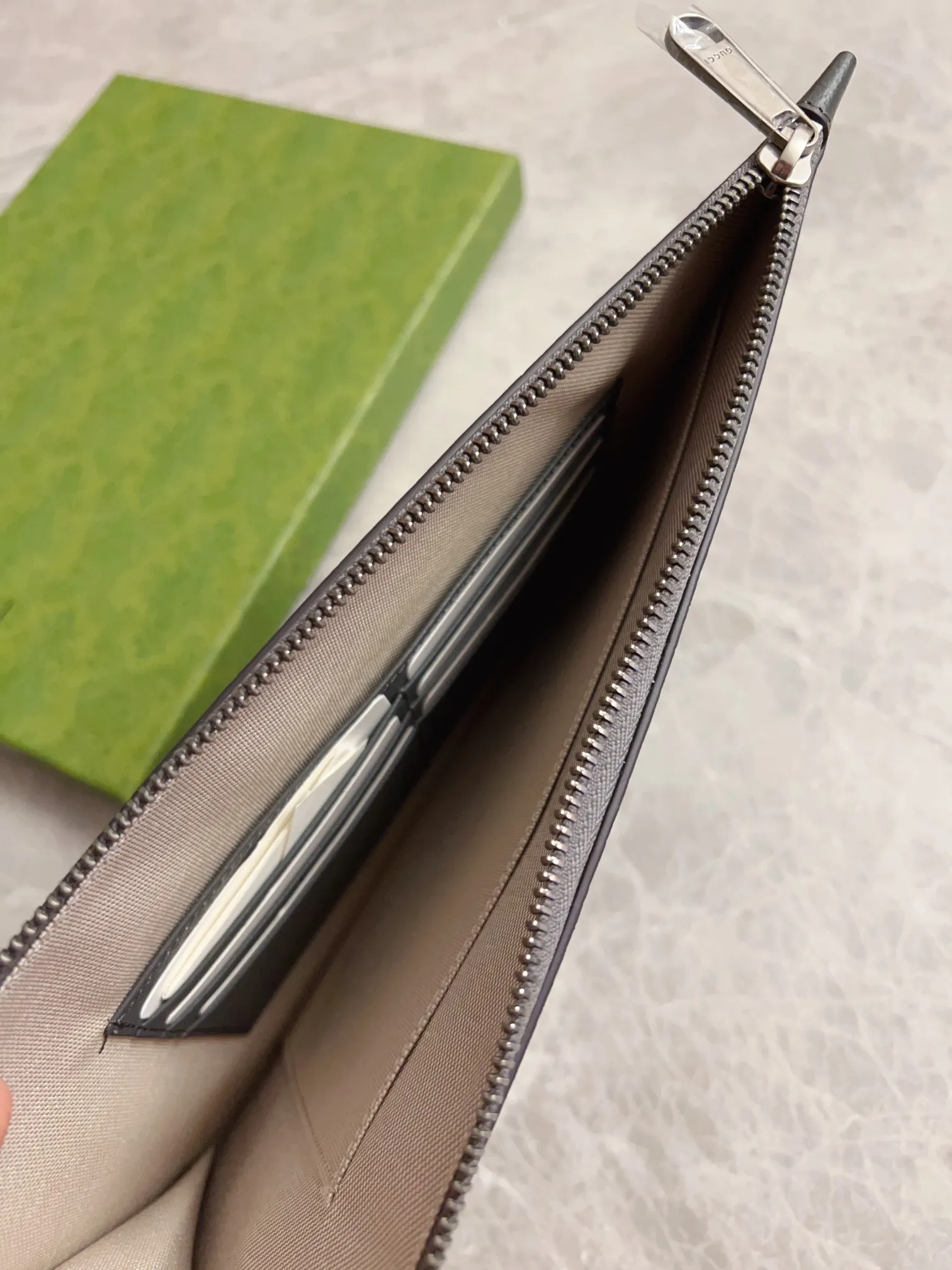 💰540🇭🇺🇭🇺GucciO’s latest phidia series clutch bag, Ophidia series items have endless retro feelings. Gray GG Supreme canvas, gray cowhide leather trim, palladium tone hardware Double G, zippered inner pocket, zipper closure. Model: 575371 Dimensions: 30x 20cm Color: gray/pvc.