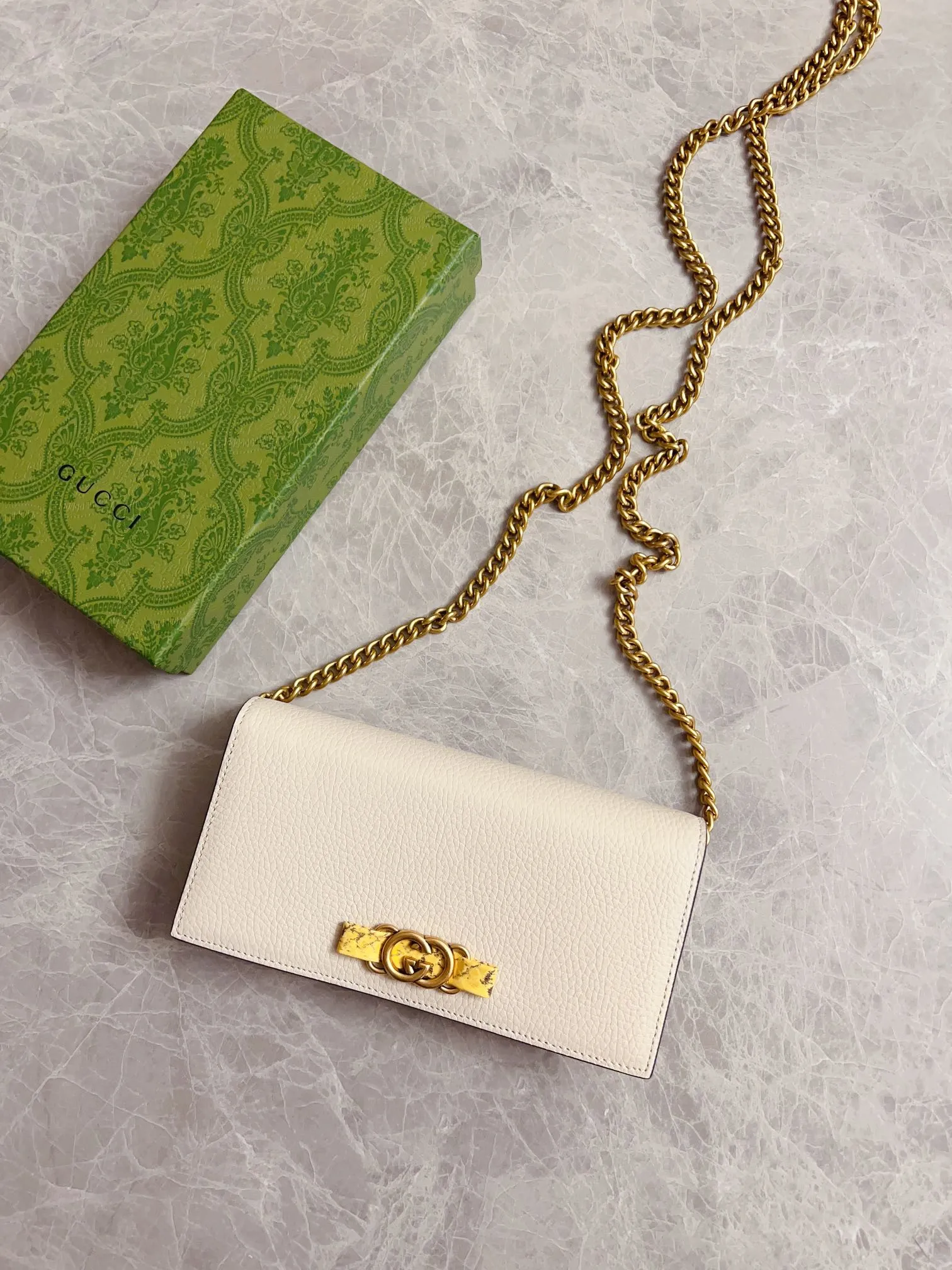 💰660🇮🇹🇮🇹Gucci’s latest ~ Interlocking Double G python leather bow chain pouch 🦄🦄 is made of original factory calfskin, 🦄🦄The front bow is made of python skin piping and antique gold tone interlocking Double G details, 🦄🦄The chain shoulder strap can provide a variety of different carrying experiences. Iconic fashion item🦄🦄Model: 746056, size: 19x 10x 4cm