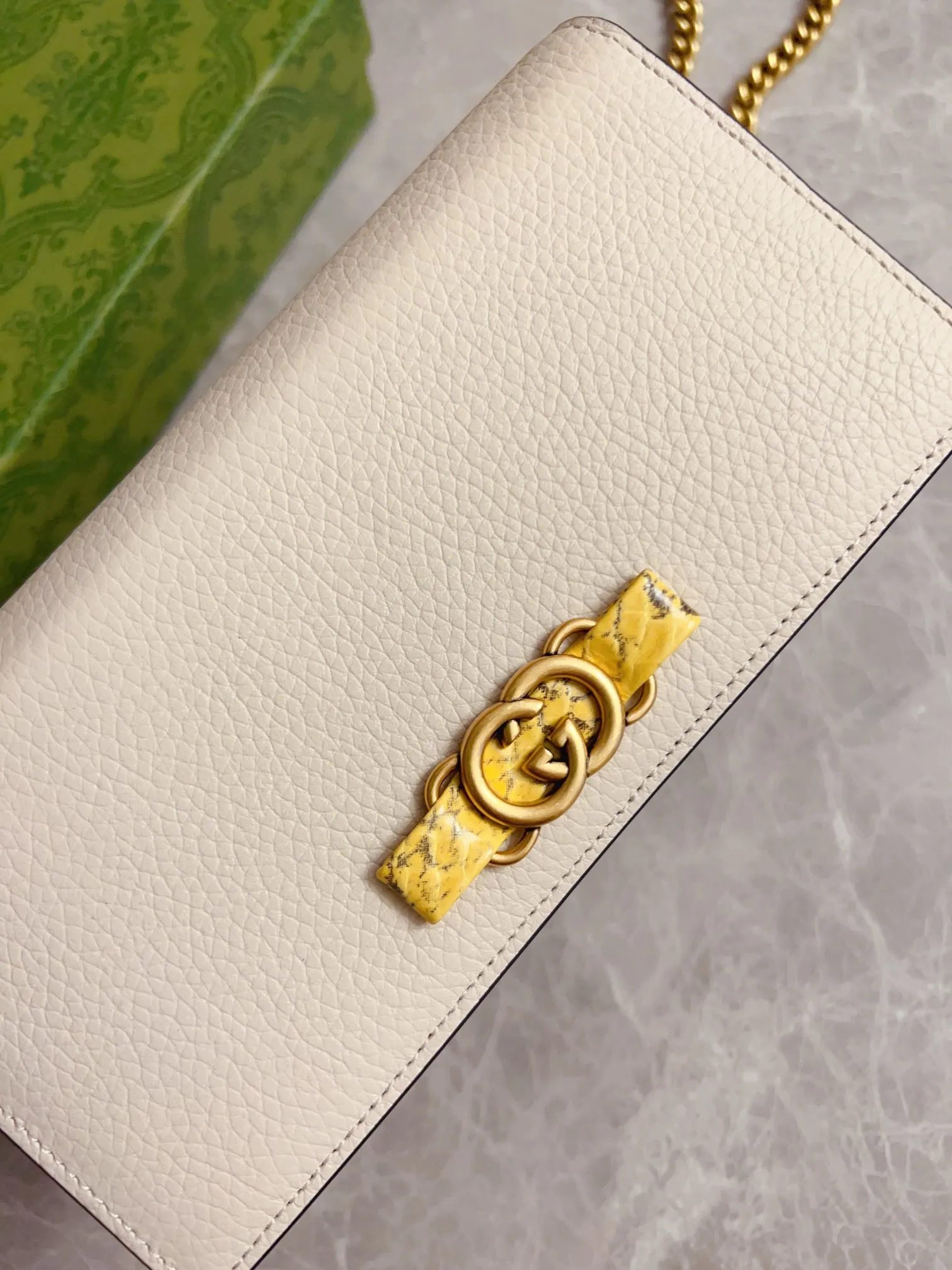 💰660🇮🇹🇮🇹Gucci’s latest ~ Interlocking Double G python leather bow chain pouch 🦄🦄 is made of original factory calfskin, 🦄🦄The front bow is made of python skin piping and antique gold tone interlocking Double G details, 🦄🦄The chain shoulder strap can provide a variety of different carrying experiences. Iconic fashion item🦄🦄Model: 746056, size: 19x 10x 4cm