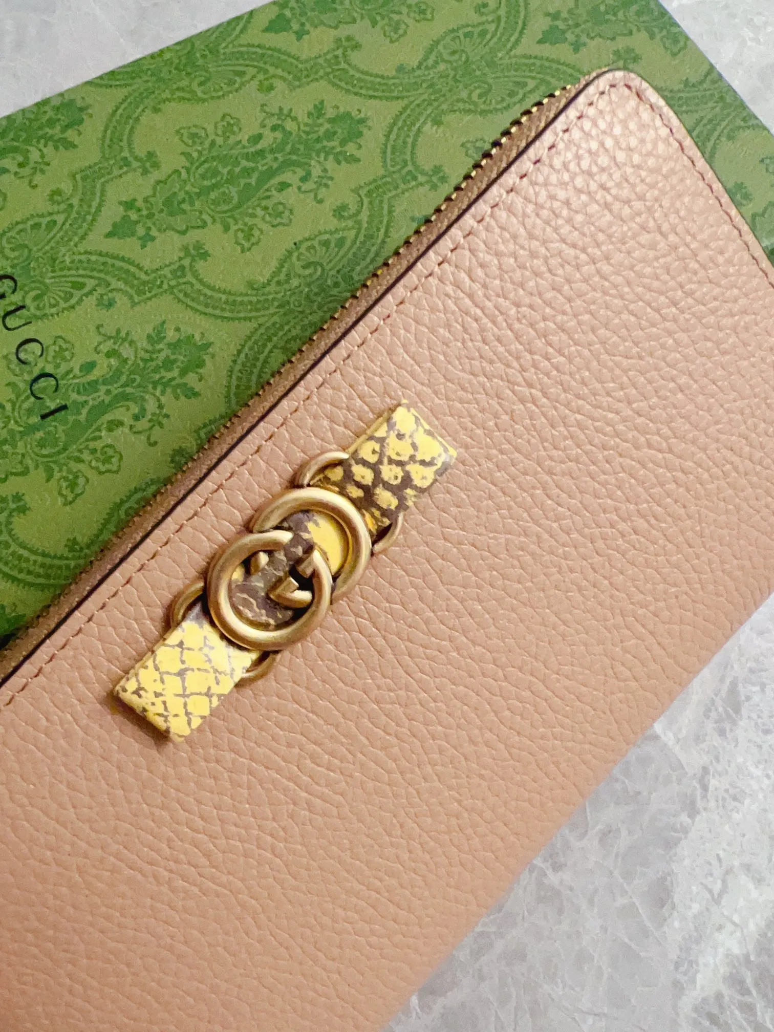 💰460🇮🇹🇮🇹Gucci’s latest ~ Interlocking Double G python leather bow wallet🍓🍓Made of original factory calfskin, 🍓🍓Butterfly on the front The knot is crafted with python leather piping and interlocking G detailing in an antique gold tone, 🍓🍓Iconic fashion piece🍓🍓Model: 750458, Size: 19x 10x3cm