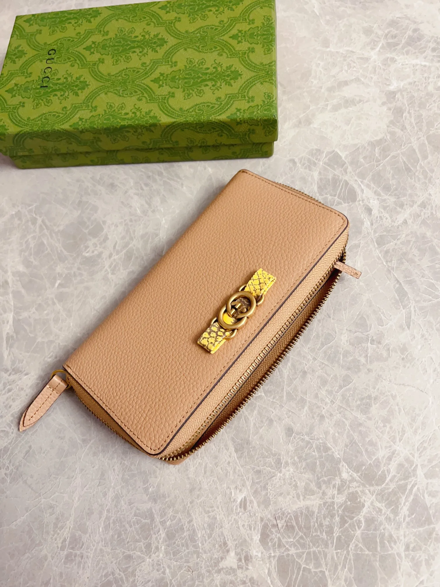 💰460🇮🇹🇮🇹Gucci’s latest ~ Interlocking Double G python leather bow wallet🍓🍓Made of original factory calfskin, 🍓🍓Butterfly on the front The knot is crafted with python leather piping and interlocking G detailing in an antique gold tone, 🍓🍓Iconic fashion piece🍓🍓Model: 750458, Size: 19x 10x3cm