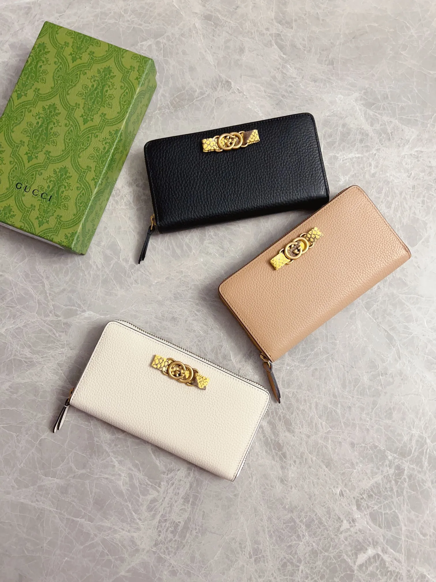 💰460🇮🇹🇮🇹Gucci’s latest ~ Interlocking Double G python leather bow wallet🍓🍓Made of original factory calfskin, 🍓🍓Butterfly on the front The knot is crafted with python leather piping and interlocking G detailing in an antique gold tone, 🍓🍓Iconic fashion piece🍓🍓Model: 750458, Size: 19x 10x3cm