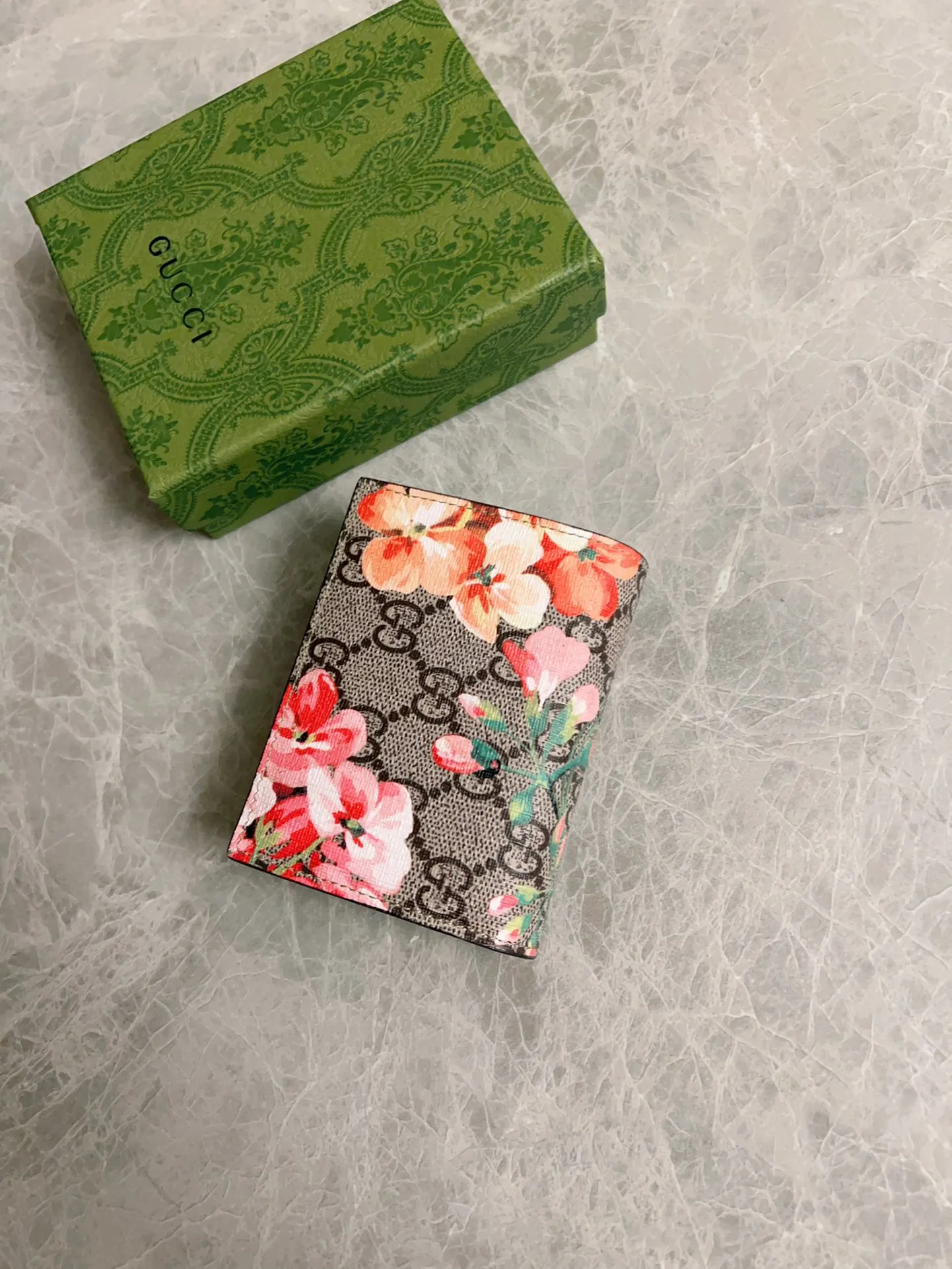 💰330 🇭🇺🇭🇺 Counter synchronization~Tian series small card holder🎠🎠Small appearance~Big function🎠🎠Built-in card slot, bank card, cash! Successful people! Fashionistas! An indispensable must-have item🎢🎢Model: 410088, Color: pink flower - pink, pink flower - maroon, ice blue flower - bright red, green flower - black, 🎢🎢Size: 11*9*3cm
