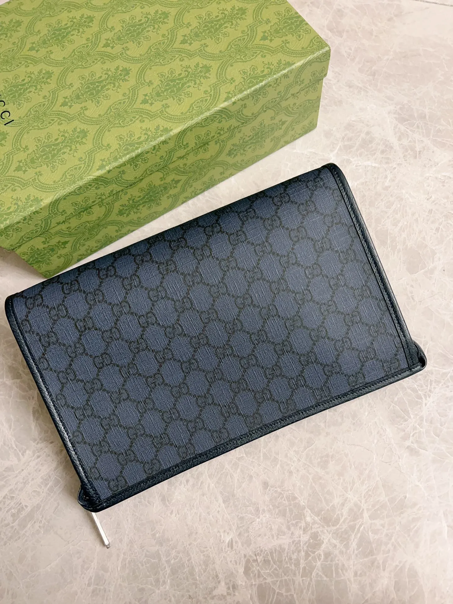 💰560🇭🇺🇭🇺GucciO’s latest phidia series clutch bag, Ophidia series items have endless retro feelings. Dark blue GG Supreme canvas, dark blue cowhide leather trim, palladium tone hardware Double G, zippered inner pocket, zipper closure. Model: 598234. Dimensions: 28.5(width) x 18(h) x 9cm(d) Color: dark blue/pvc.