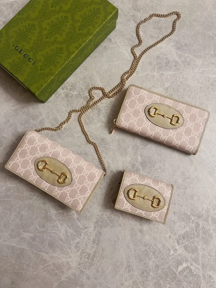 💰360🇭🇺🇭🇺 In the spring and summer series~beige🐡🐡newly launched Gucci is made of GG Supreme high-grade artificial canvas and cowhide material 🐡🐡1955 Horsebit Card Holder This series adopts the same double-ring and long strip design as the handbag 🐡🐡This detail is inspired by the brand’s equestrian origins 🐡🐡It is one of Gucci’s classic heritage🐡🐡It is also one of the brand’s most representative symbolic elements🐡🐡Model: 621887, size: width 11x height 8.5x side width 3cm