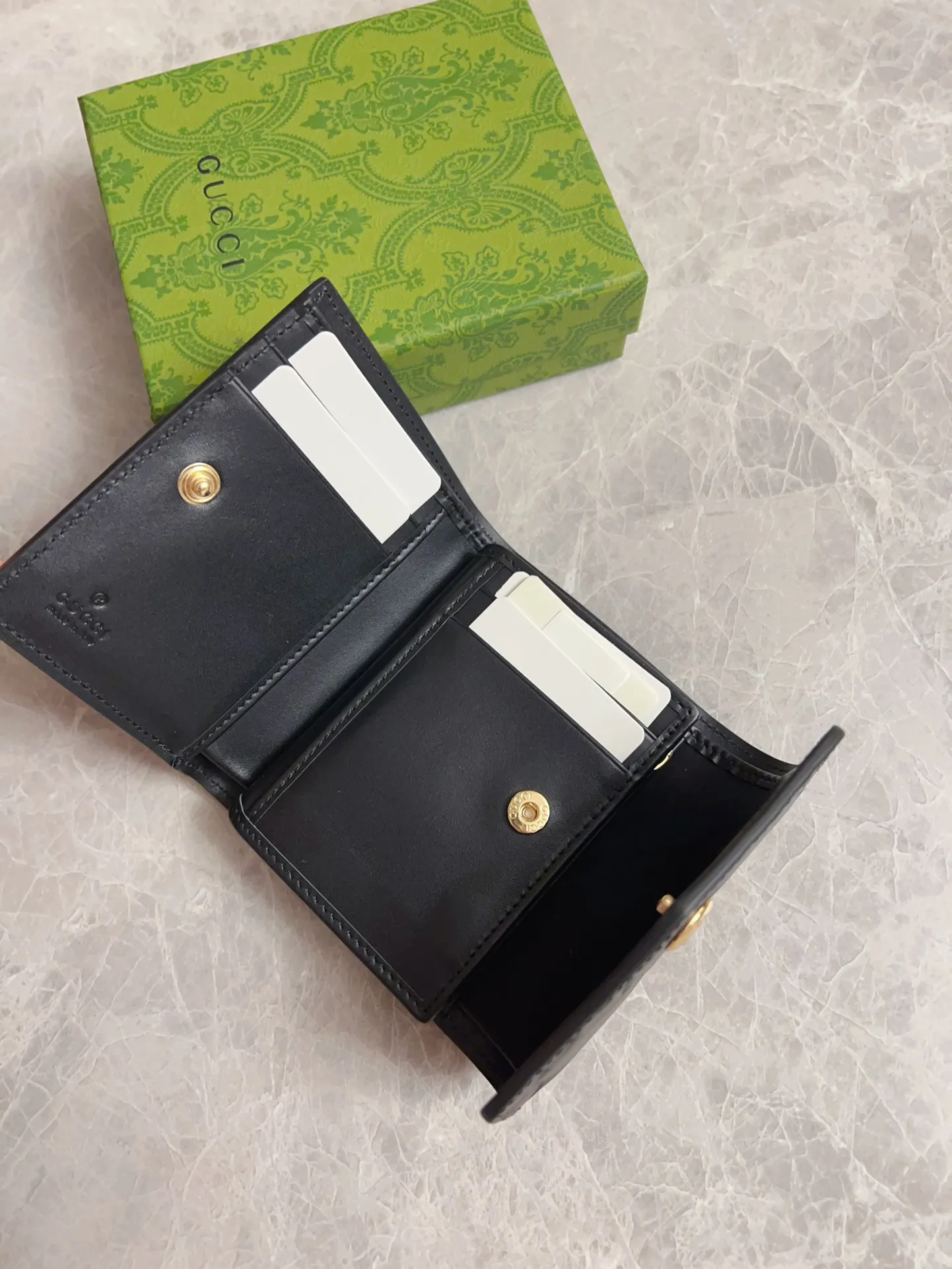 💰460 🇭🇺🇭🇺Gucci [New Product] The classic GG pattern with rich texture and luster injects a unique style into this elegant black short wallet 🍖🍖. Black GG cowhide, antique gold tone metal buttons🍖🍖 Model: 772793. Dimensions: 11x 9.5x3 Color: Black Made in Italy