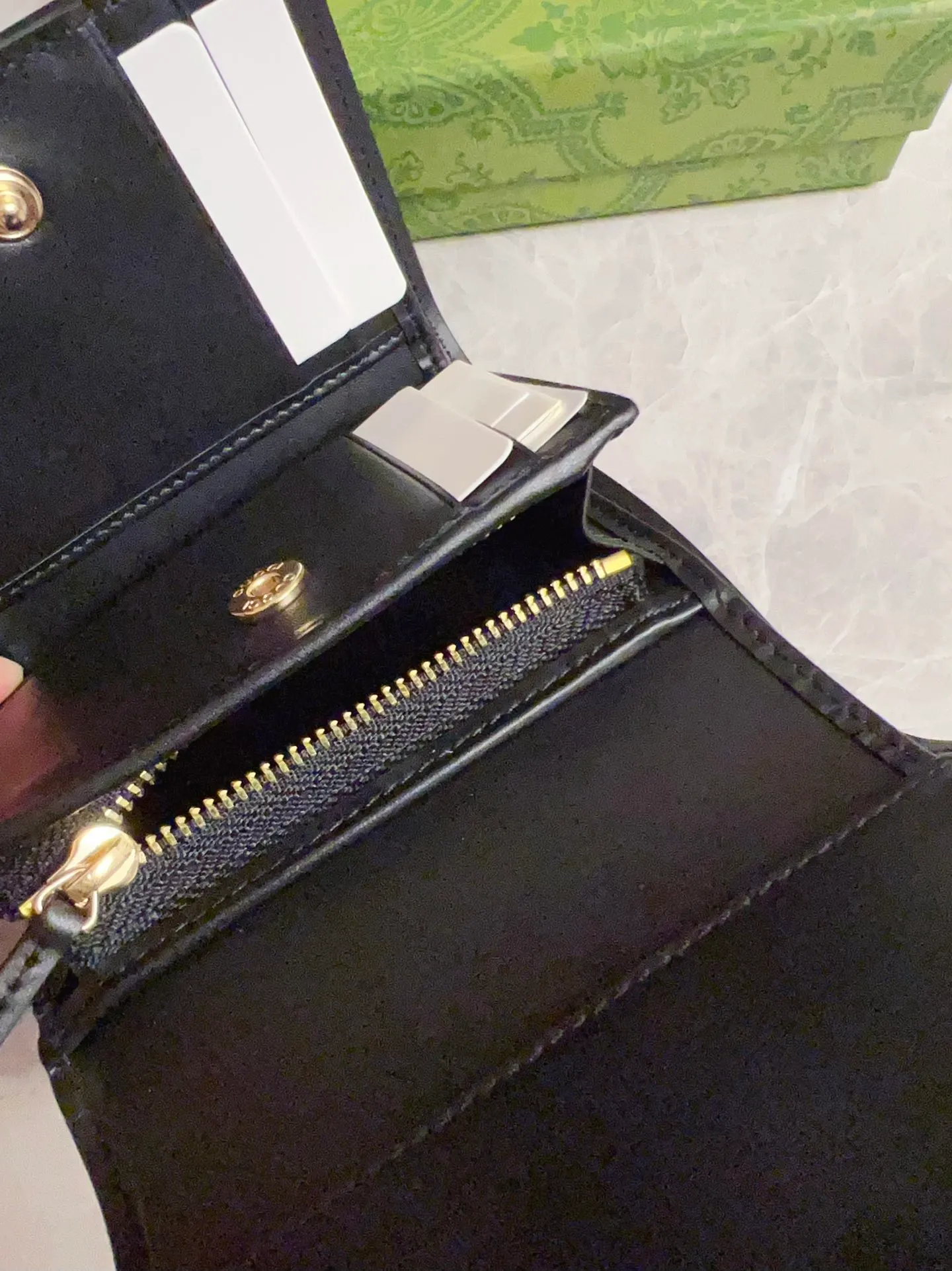 💰460 🇭🇺🇭🇺Gucci [New Product] The classic GG pattern with rich texture and luster injects a unique style into this elegant black short wallet 🍖🍖. Black GG cowhide, antique gold tone metal buttons🍖🍖 Model: 772793. Dimensions: 11x 9.5x3 Color: Black Made in Italy