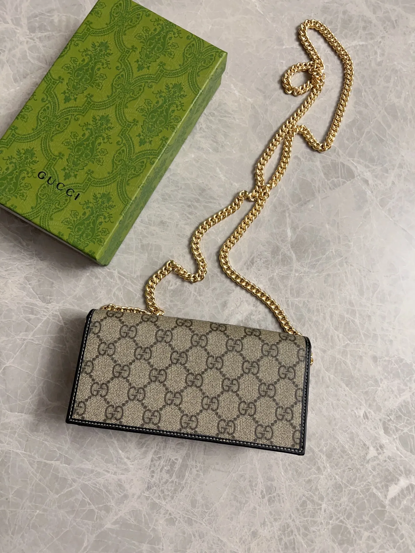 💰560 🇭🇺🇭🇺 Newly launched Gucci made of GG Supreme premium man-made canvas and brown leather 🍧🍧1955 Horsebit Card Holder This series adopts the same double ring and long strip design as the handbag 🍧🍧This detail is inspired by the brand’s equestrian origins 🍧🍧It is one of Gucci’s classic heritage🍧🍧It is also one of the brand’s most representative symbolic elements🍧🍧 Blue PVC Model: 621892 Size: 19x10x4cm