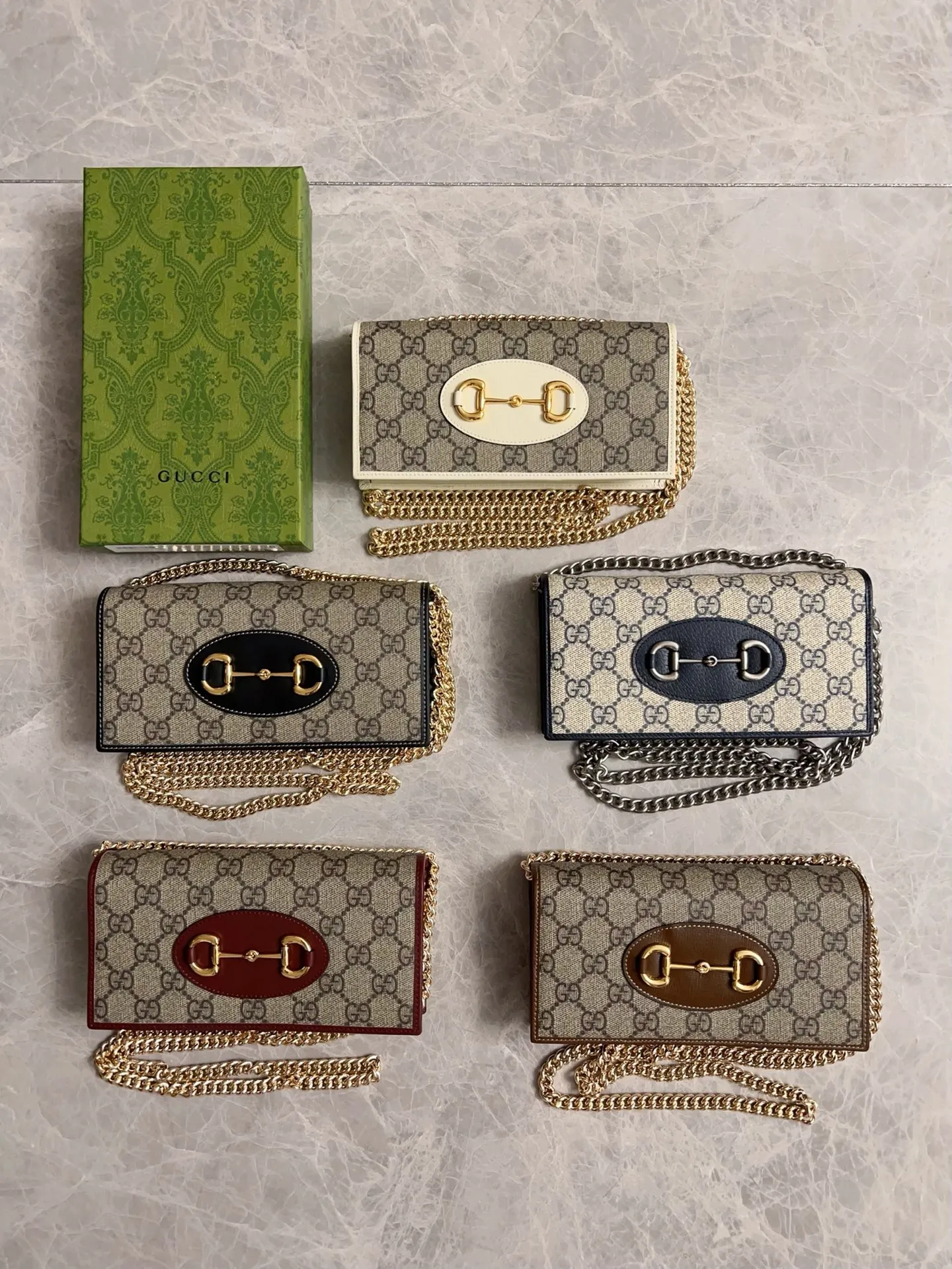 💰560 🇭🇺🇭🇺 Newly launched Gucci made of GG Supreme premium man-made canvas and brown leather 🍧🍧1955 Horsebit Card Holder This series adopts the same double ring and long strip design as the handbag 🍧🍧This detail is inspired by the brand’s equestrian origins 🍧🍧It is one of Gucci’s classic heritage🍧🍧It is also one of the brand’s most representative symbolic elements🍧🍧 Blue PVC Model: 621892 Size: 19x10x4cm
