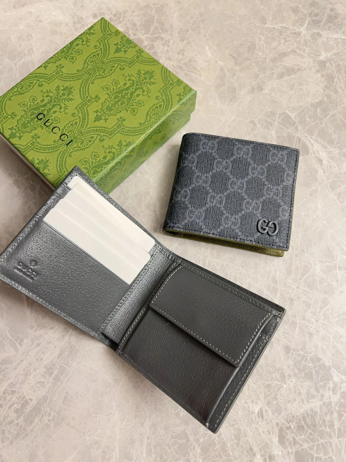 💰320🇭🇺🇭🇺Gucci’s latest collection ~ short clip (built-in coin pocket) 🧤🧤The two-tone design full of contrasting beauty makes the GG logo emblazoned on the body of the bag show off🧤🧤The fabric is made of black GG, and the lining is made of contrasting cowhide leather🧤🧤Black GG Supreme canvas with dark gray ceramic effect Double G, size: 11x 9cm Model: 768244 (original product)