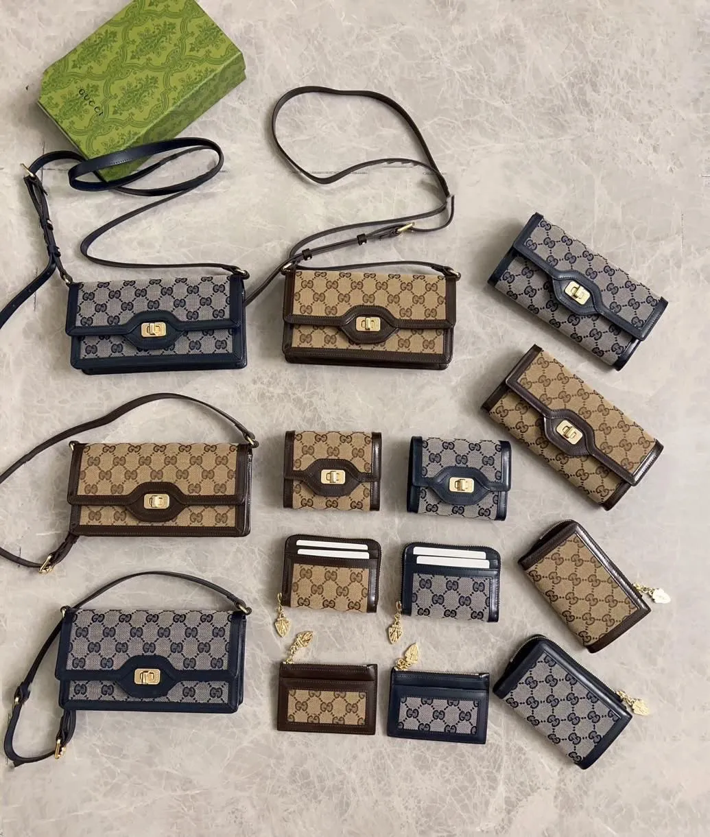💰420 🇮🇹🇮🇹The Gucci Luce series exudes a strong sense of playfulness and fun. "Luce" means "light" in Italian. Original GG canvas, elegant blue cowhide trimmings and light gold-toned hardware are complemented by beige and ebony graphics. Exquisite shield puller! Model: 790037 Size: 11.5x 8.5x 3cm Color: blue/brown