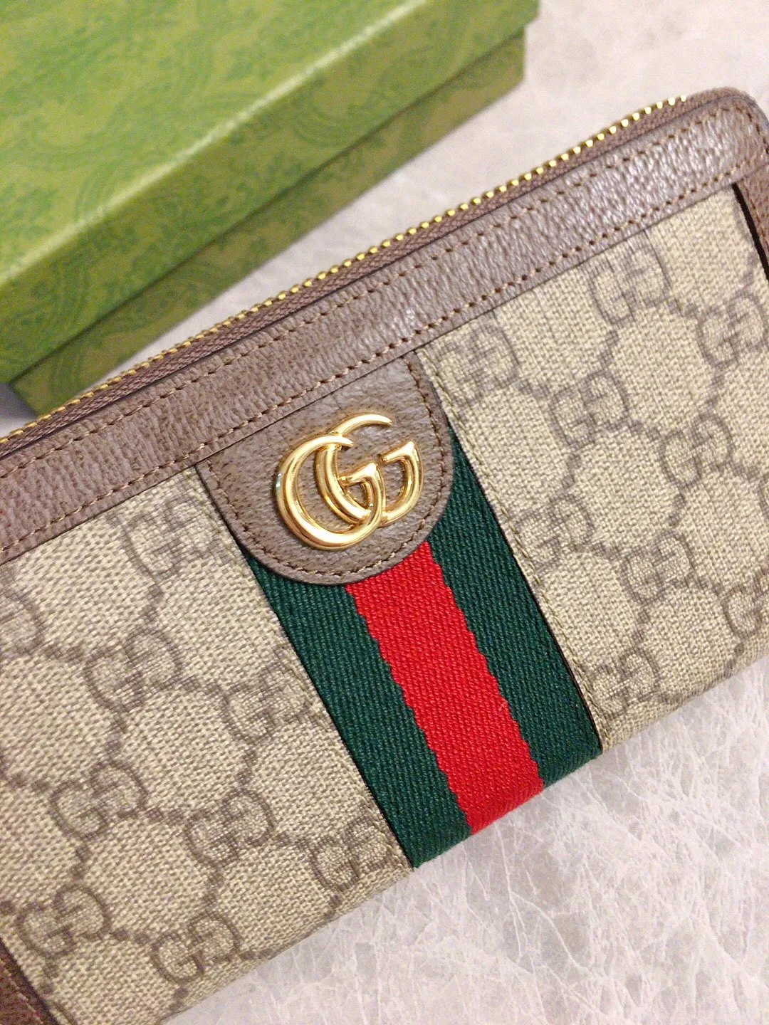 💰410🇭🇺🇭🇺 The official website is synchronized with the new model! Ophidia series ~ long zipper clip, 🧤🧤 is made of GG Supreme high-grade PVC fabric 🧤🧤 with iconic double G hardware marks, classic red and green webbing, exquisitely made! 🧤🧤Model number: 523154, size: W19xH10xD3cm, color: coffee