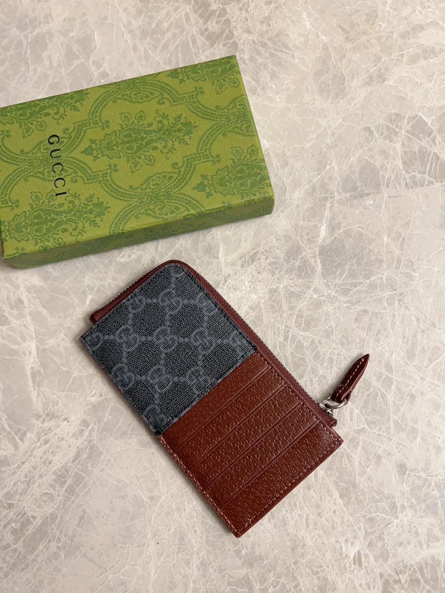 💰360 🇭🇺🇭🇺Gucci’s latest series is presented~Card holder🥗🥗The two-tone design full of contrasting beauty makes the GG logo emblazoned on the body of the bag show off🥗🥗The fabric is made of black GG, and the lining is made of contrasting cowhide leather🥗🥗Black GG Supreme canvas, 🥗🥗with dark gray ceramic effect double G, size: 13.5x 8cm model: 795233 (original product)