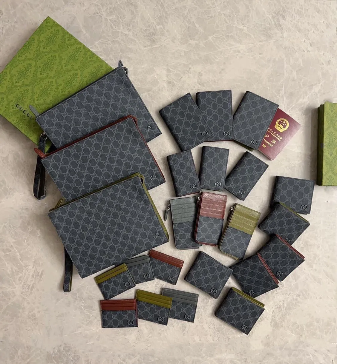 💰360 🇭🇺🇭🇺Gucci’s latest series is presented~Card holder🥗🥗The two-tone design full of contrasting beauty makes the GG logo emblazoned on the body of the bag show off🥗🥗The fabric is made of black GG, and the lining is made of contrasting cowhide leather🥗🥗Black GG Supreme canvas, 🥗🥗with dark gray ceramic effect double G, size: 13.5x 8cm model: 795233 (original product)