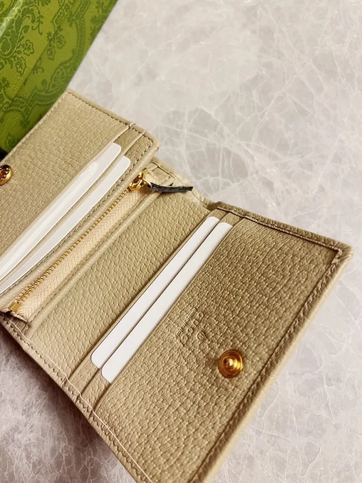 💰360 🇭🇺🇭🇺 In the spring and summer series~beige🐡🐡newly launched Gucci is made of GG Supreme high-end artificial canvas and cowhide material 🐡🐡1955 Horsebit Card Holder This series adopts the same double-ring and long strip design as the handbag 🐡🐡This detail is inspired by the brand’s equestrian origins 🐡🐡It is one of Gucci’s classic heritage🐡🐡It is also one of the brand’s most representative symbolic elements🐡🐡Model: 621887, size: width 11x height 8.5x side width 3cm
