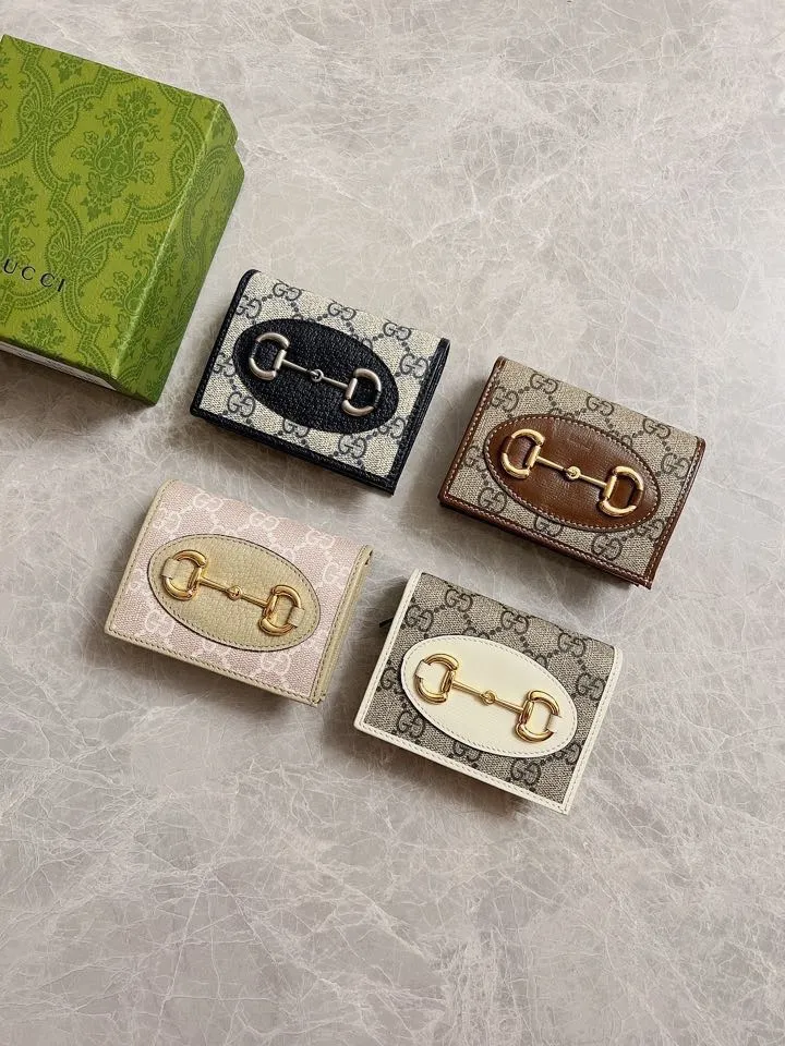 💰360 🇭🇺🇭🇺 In the spring and summer series~beige🐡🐡newly launched Gucci is made of GG Supreme high-end artificial canvas and cowhide material 🐡🐡1955 Horsebit Card Holder This series adopts the same double-ring and long strip design as the handbag 🐡🐡This detail is inspired by the brand’s equestrian origins 🐡🐡It is one of Gucci’s classic heritage🐡🐡It is also one of the brand’s most representative symbolic elements🐡🐡Model: 621887, size: width 11x height 8.5x side width 3cm