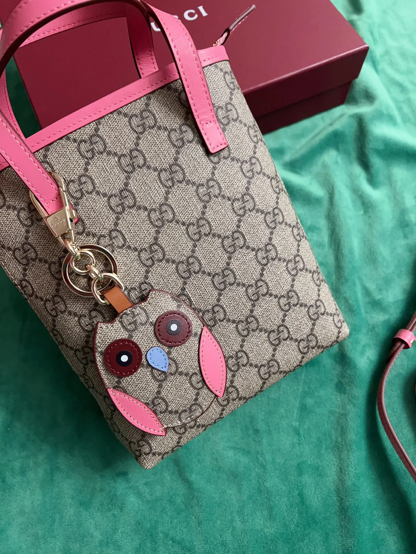 💰720 🇭🇺🇭🇺New product on official website! Exquisite small handbag (can be worn cross-body) PVC with original factory calfskin, 🧤🧤 with exquisite cute animal pendant 🧤🧤 No. 831899, size: 20x15x5cm, 🧤🧤 little red cat, puppy, panda, owl, exquisite and cute! 4 colors original single product!