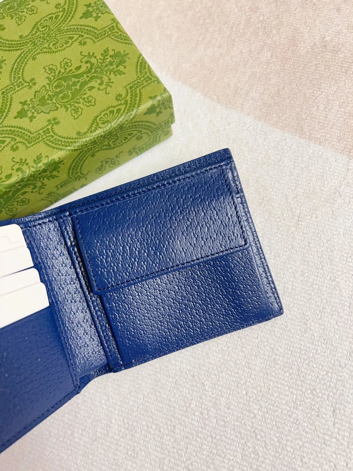 💰320🇭🇺🇭🇺Gucci’s latest collection ~ short clip (built-in coin pocket) 🧤🧤The two-tone design full of contrasting beauty makes the GG logo emblazoned on the bag show off the style🧤🧤The fabric is made of black GG, and the lining is made of contrasting cowhide leather🧤🧤Black GG Supreme canvas, black PVC blue Size: 11x 9cm Model: 768244 (original product)