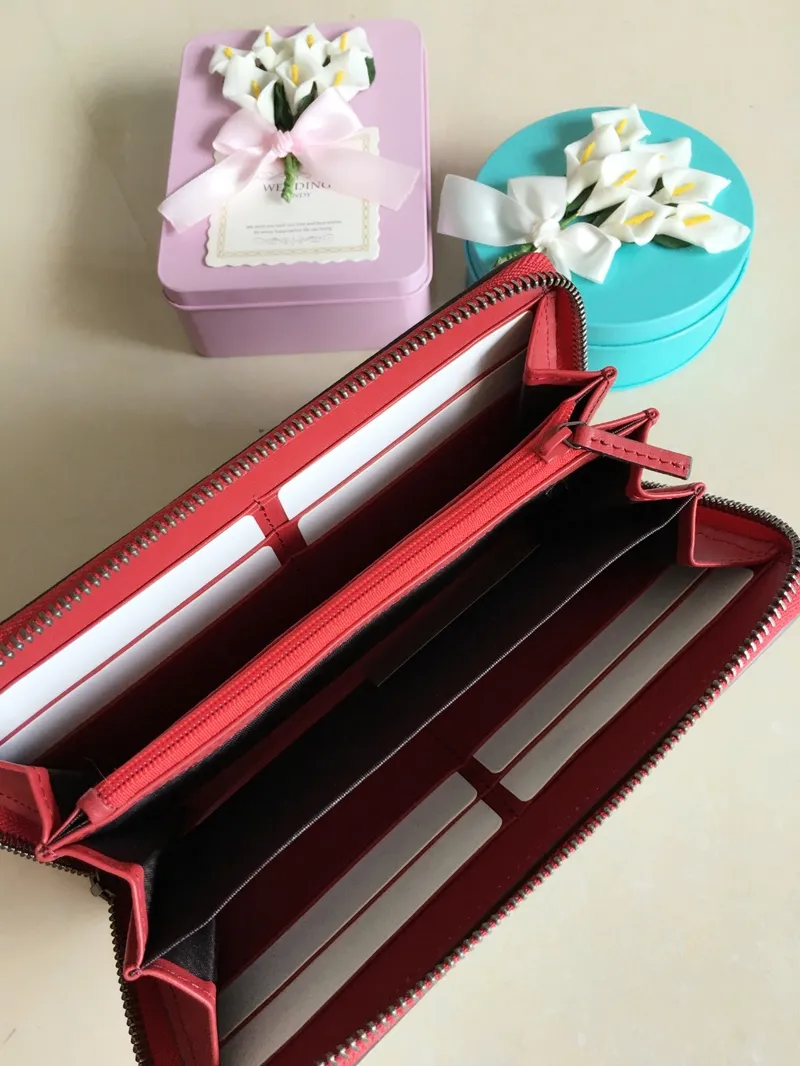💰400 🇮🇹🇮🇹New colors available! 🌳🌳The latest personalized fashion 🌹🌹Women's zipper wallet 404071 "Tear-off flower PVC" with original cowhide, original hardware 🌻🌻Leading fashion temperament, super classy🌸🌸 Coffee, cherry blossom pink, maroon, green flower/black, ice blue flower-big red, ice blue flower-black 🌷🌷6 colors available, size 19.5～10～2.5