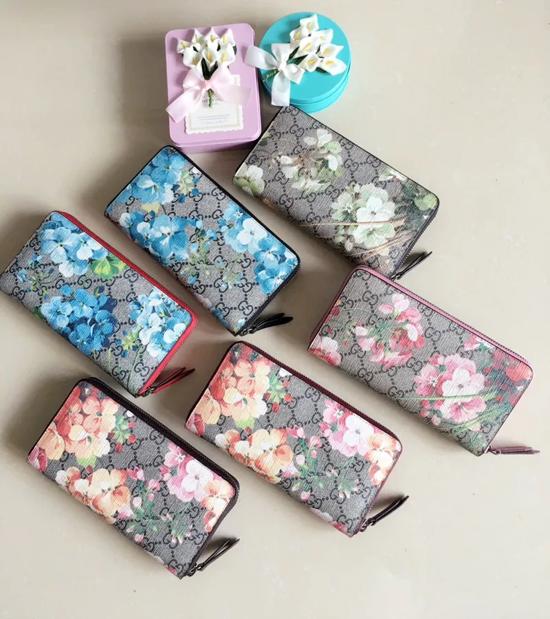 💰400 🇮🇹🇮🇹New colors available! 🌳🌳The latest personalized fashion 🌹🌹Women's zipper wallet 404071 "Tear-off flower PVC" with original cowhide, original hardware 🌻🌻Leading fashion temperament, super classy🌸🌸 Coffee, cherry blossom pink, maroon, green flower/black, ice blue flower-big red, ice blue flower-black 🌷🌷6 colors available, size 19.5～10～2.5