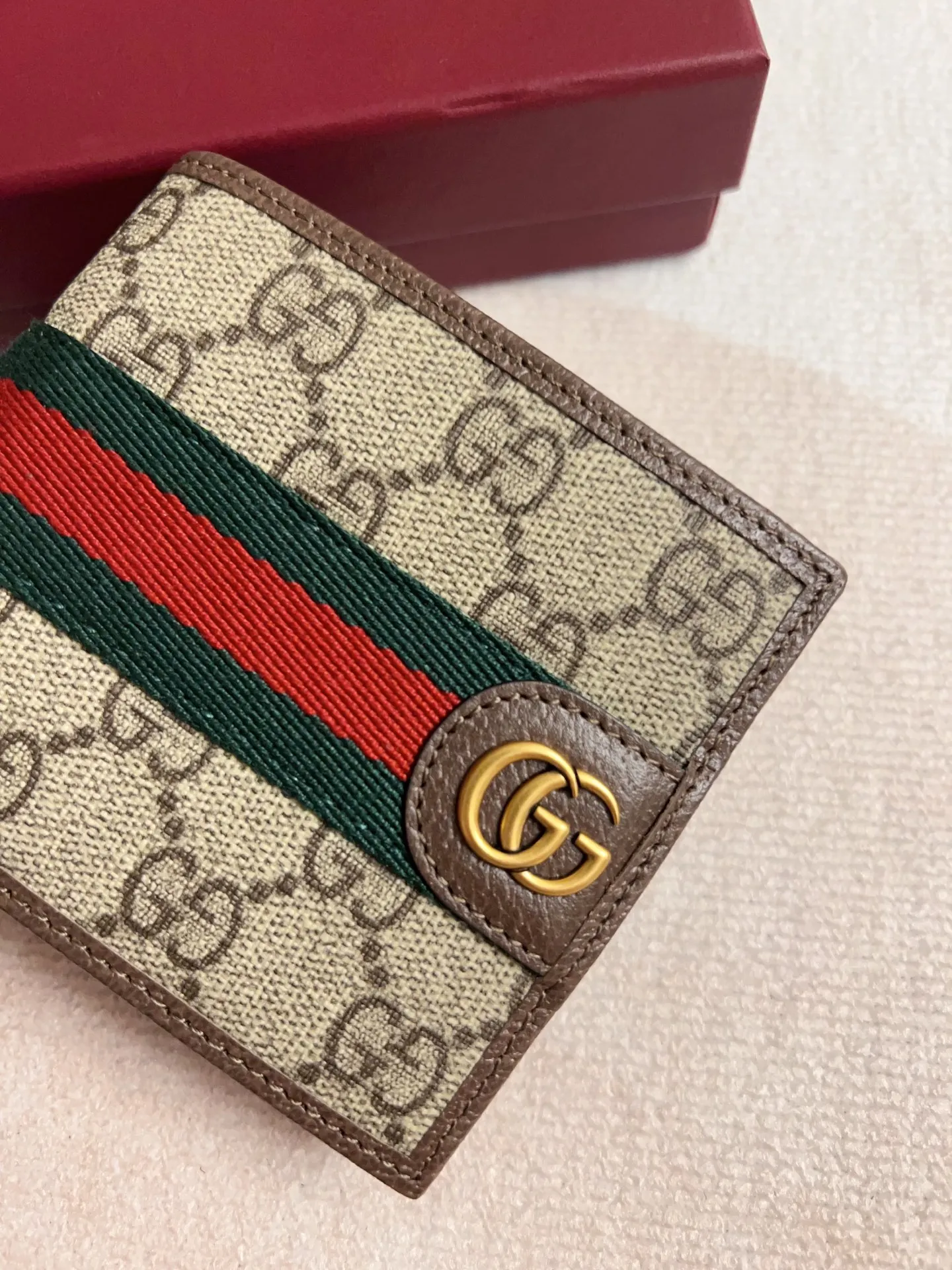 💰300 🇭🇺🇭🇺 New model synchronized with the official website! Ophidia series ~ short wallet, 🍉🍉 made of GG Supreme original factory pig grain first-layer cowhide with PVC 🍉🍉 equipped with iconic double G hardware marks, classic red and green webbing, exquisitely made! 🍉🍉Model number: 834271🍉🍉Size: 11x10cm, color: brown maroon