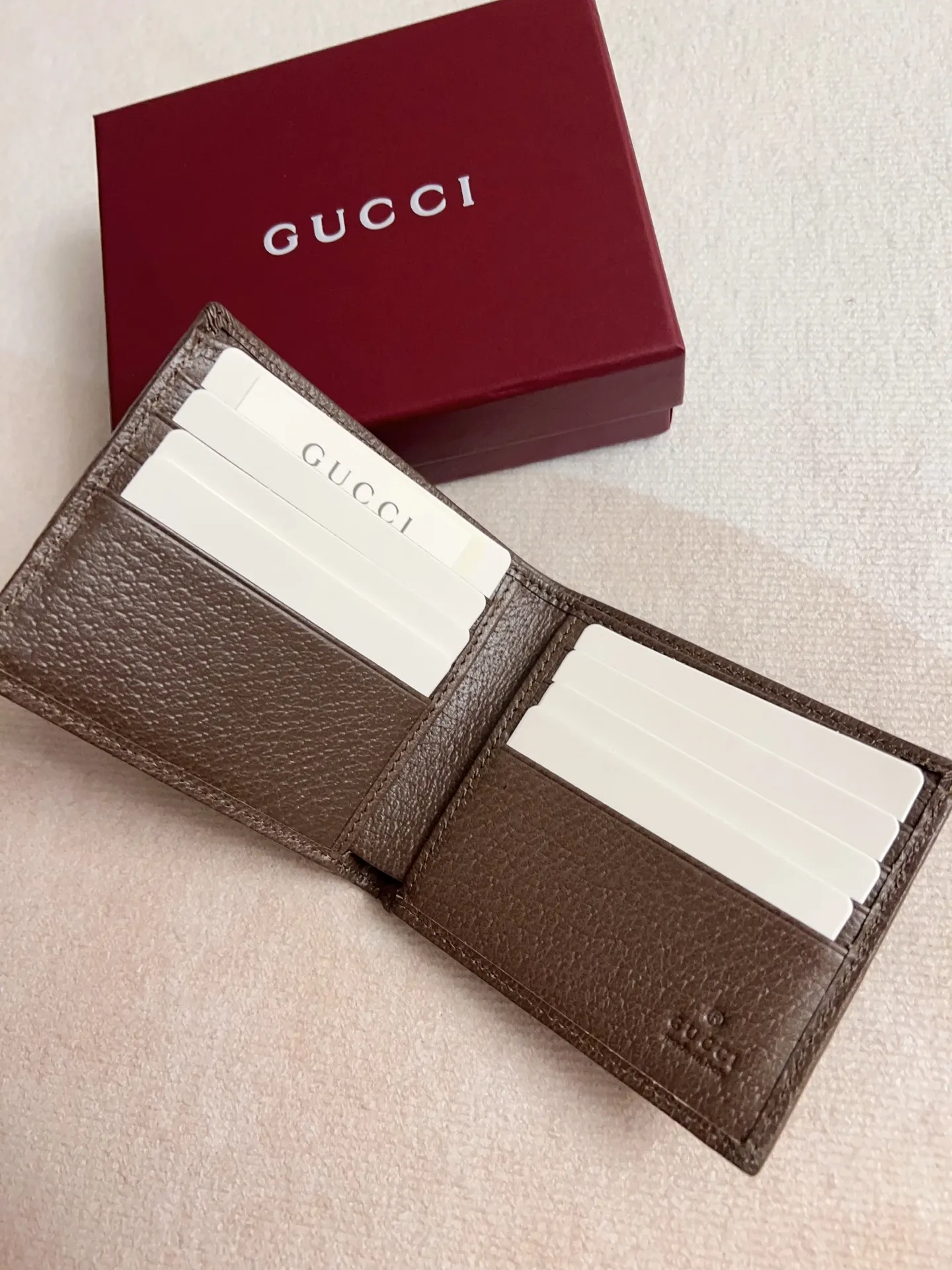 💰300 🇭🇺🇭🇺 New model synchronized with the official website! Ophidia series ~ short wallet, 🍉🍉 made of GG Supreme original factory pig grain first-layer cowhide with PVC 🍉🍉 equipped with iconic double G hardware marks, classic red and green webbing, exquisitely made! 🍉🍉Model number: 834271🍉🍉Size: 11x10cm, color: brown maroon